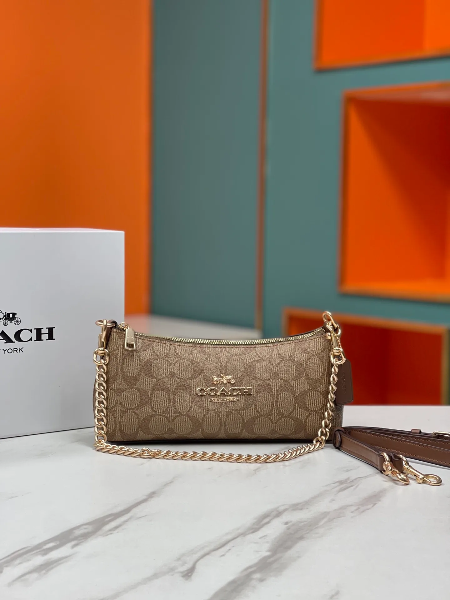 Top original order, batch 380💰COACH/Coach’s new Charlotte series CL405 CL406 CL407 CL656 New product, incomparably beautiful armpit baguette bag! Short chain shoulder strap! Long leather shoulder strap! Suitable for different occasions, different styles and different combinations! The shape of the paper boat is simple and matched with a metal chain. Super beautiful. Size 26/12/7
