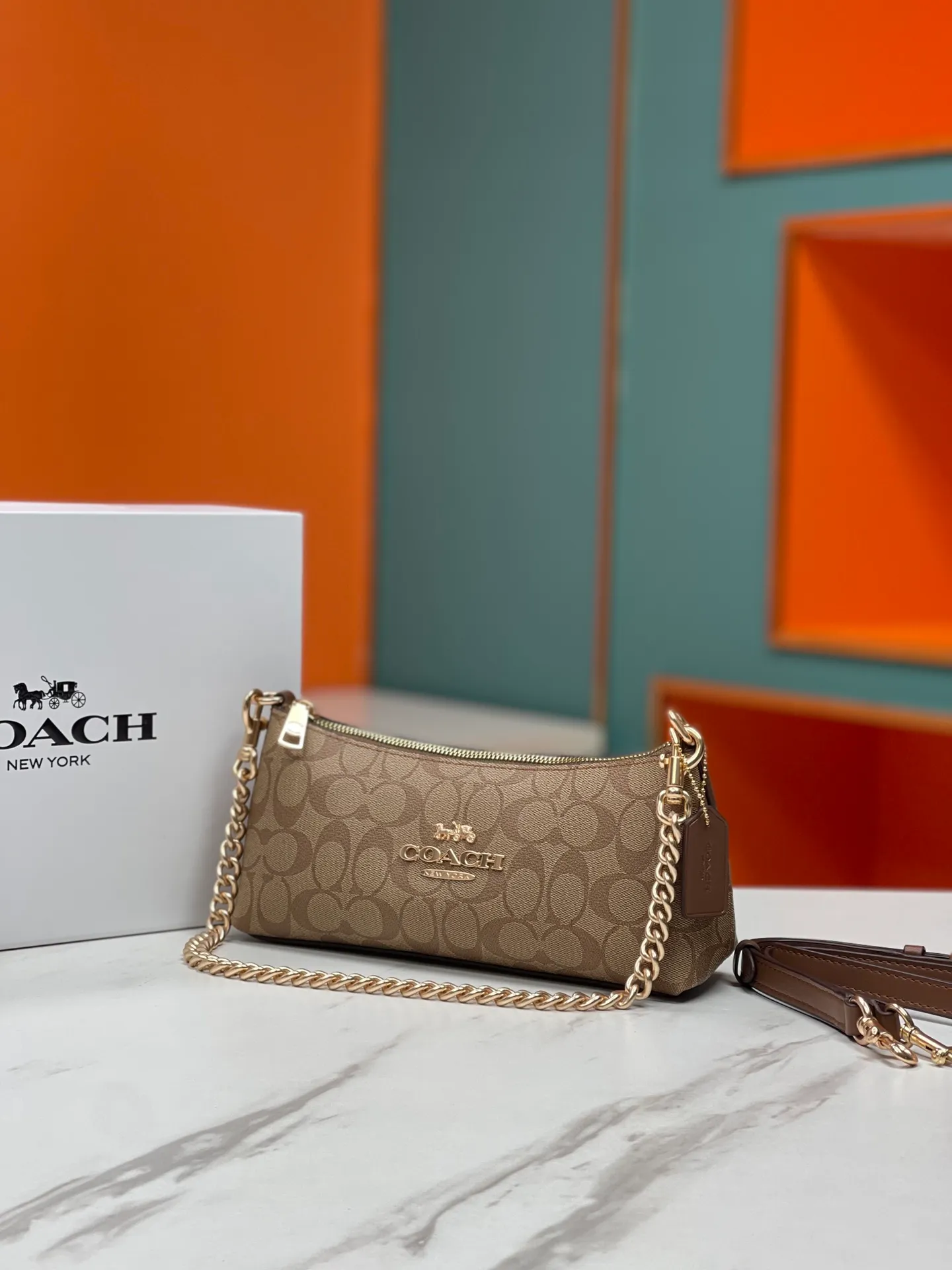 Top original order, batch 380💰COACH/Coach’s new Charlotte series CL405 CL406 CL407 CL656 New product, incomparably beautiful armpit baguette bag! Short chain shoulder strap! Long leather shoulder strap! Suitable for different occasions, different styles and different combinations! The shape of the paper boat is simple and matched with a metal chain. Super beautiful. Size 26/12/7