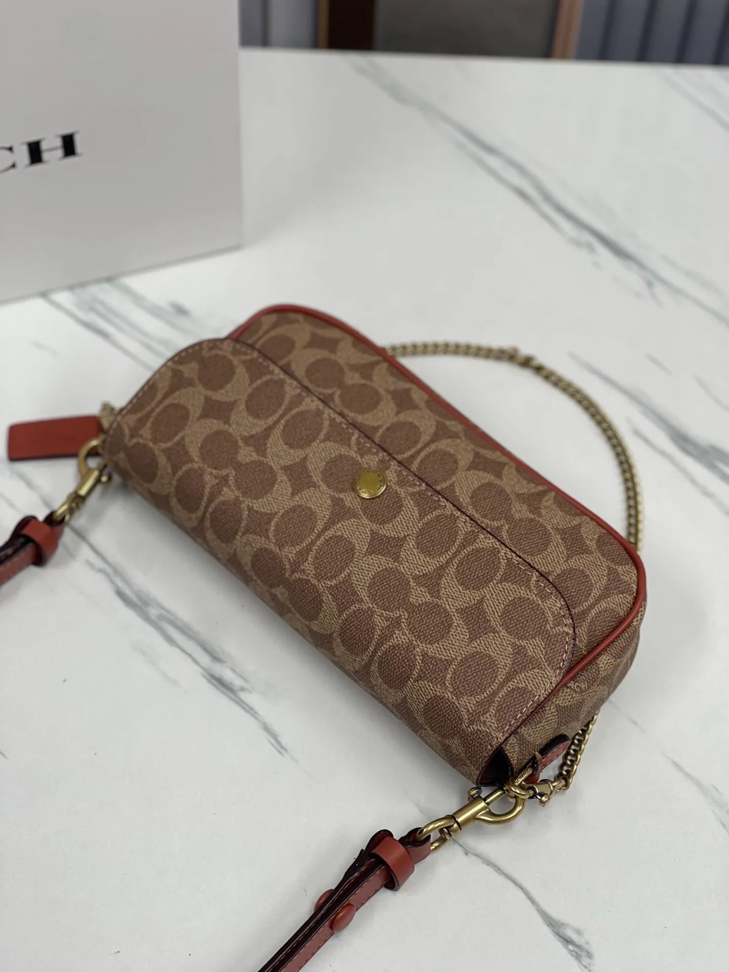 Batch 380¥💰Coach/Coach new model, CAN90 CAN91 CAN92 Brook Chain bag is a lightweight and attractive baguette bag. It is a practical small bag with clamshell design and strong privacy. There is also a large zipper layer in the bag. Metal chain and leather, with two shoulder straps, it is very convenient. The four colors are all attractive. Size 23-12-4,