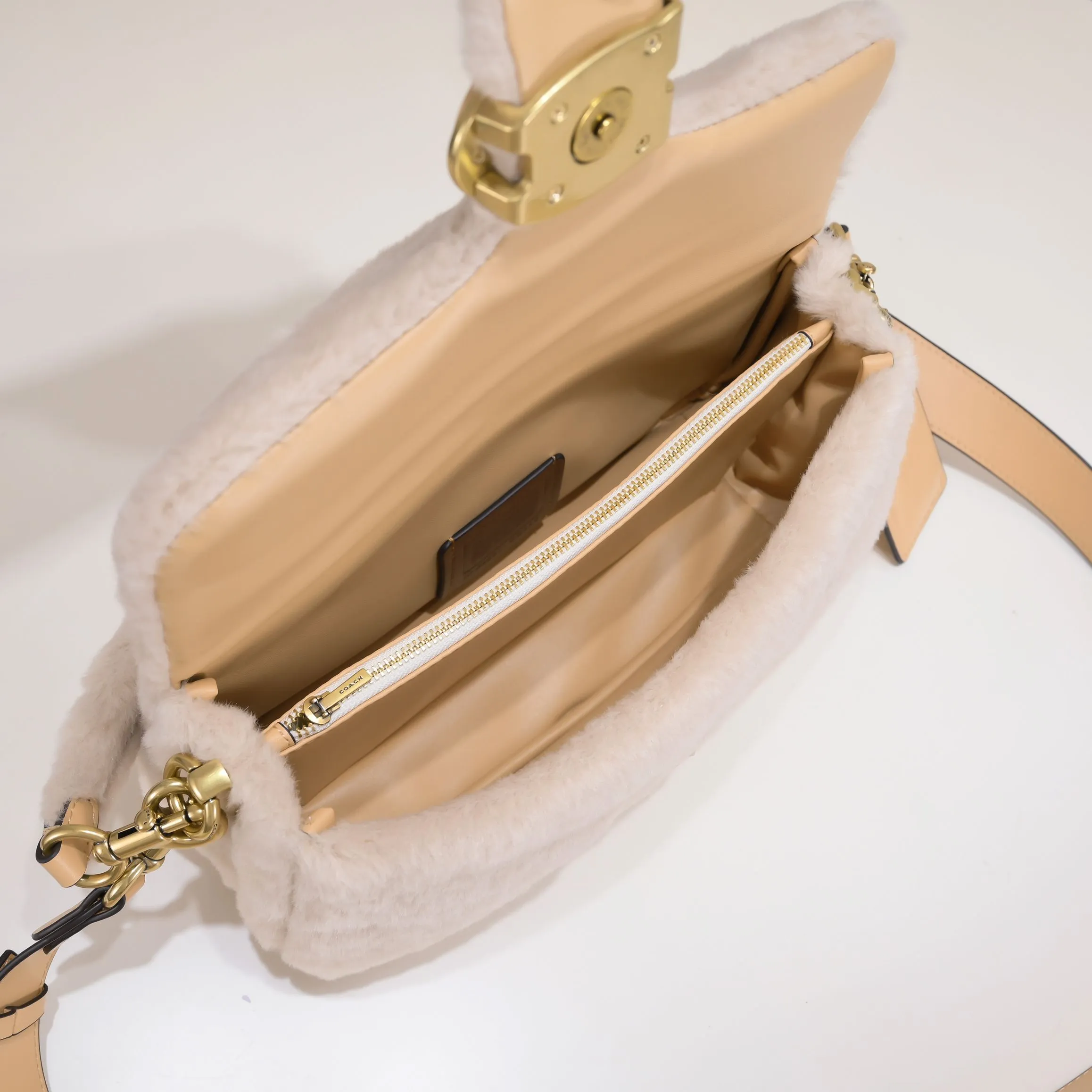 [New Product] Coach Women's Furry PILLOW TABBY No. 26 Shoulder Bag CC445 The furry tabby is exquisite and luxurious, making you feel special and warm this winter. It feels comfortable and warm to the touch. Can be worn under the arm or across the body! Size:26*15*8cm