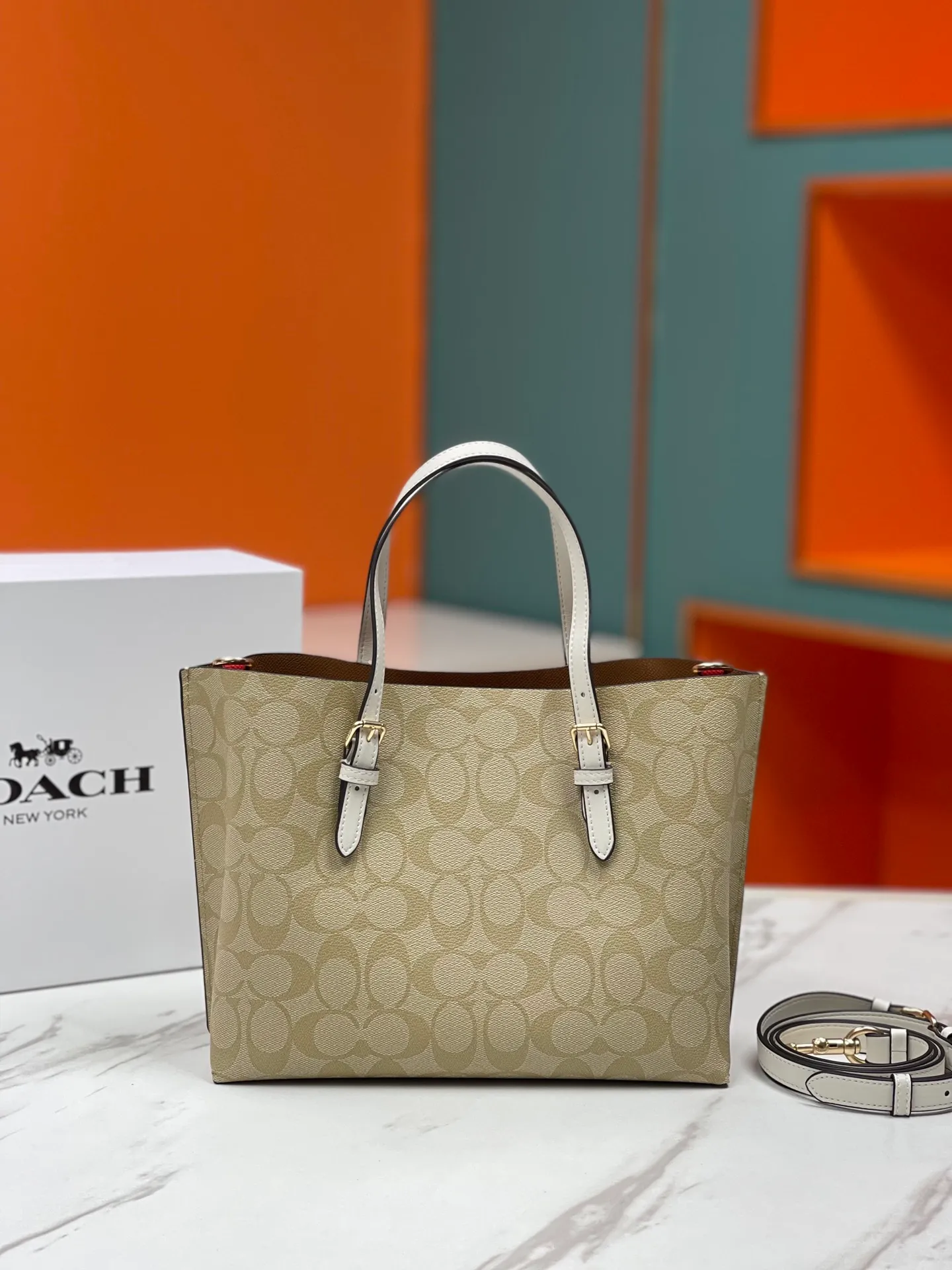 Top original order batch 400💰coach/Coach new model number: C4084 new [Mollie Tote 25] small size tote. But there is no shortage of compartments. The material is classic and durable. There are many ways to match it. It can be carried by hand, on the shoulder, or cross-body. Another popular style. Little sisters, get it now! New colors are being unlocked ~ Size: 25*19*11,