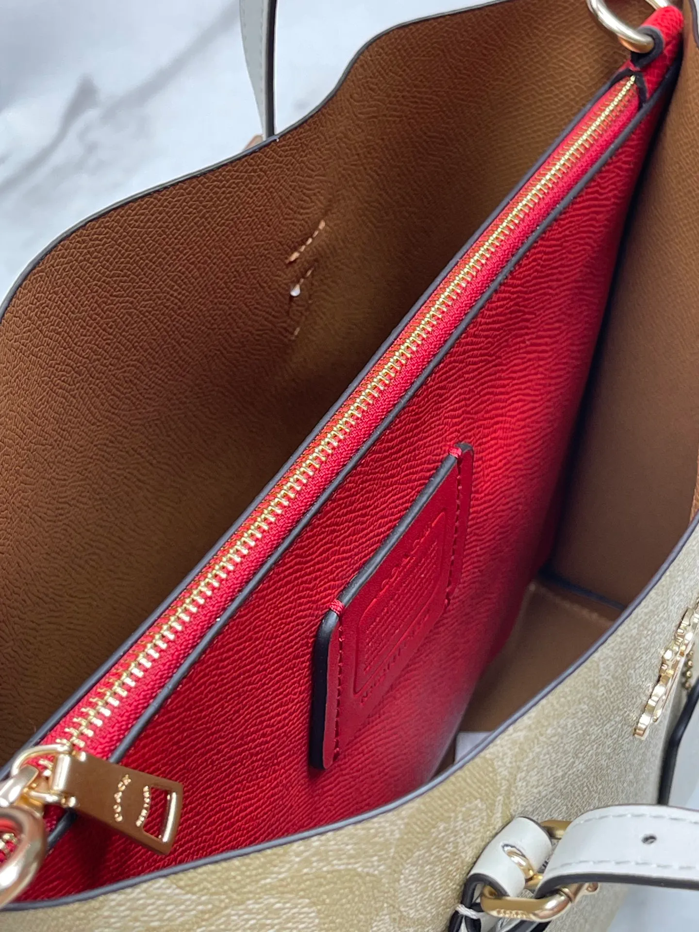 Top original order batch 400💰coach/Coach new model number: C4084 new [Mollie Tote 25] small size tote. But there is no shortage of compartments. The material is classic and durable. There are many ways to match it. It can be carried by hand, on the shoulder, or cross-body. Another popular style. Little sisters, get it now! New colors are being unlocked ~ Size: 25*19*11,