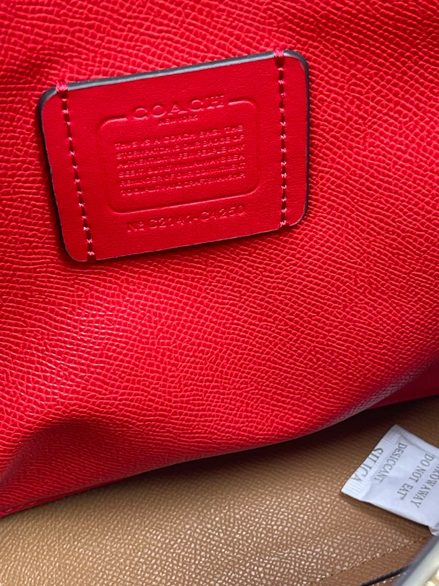 Top original order batch 400💰coach/Coach new model number: C4084 new [Mollie Tote 25] small size tote. But there is no shortage of compartments. The material is classic and durable. There are many ways to match it. It can be carried by hand, on the shoulder, or cross-body. Another popular style. Little sisters, get it now! New colors are being unlocked ~ Size: 25*19*11,