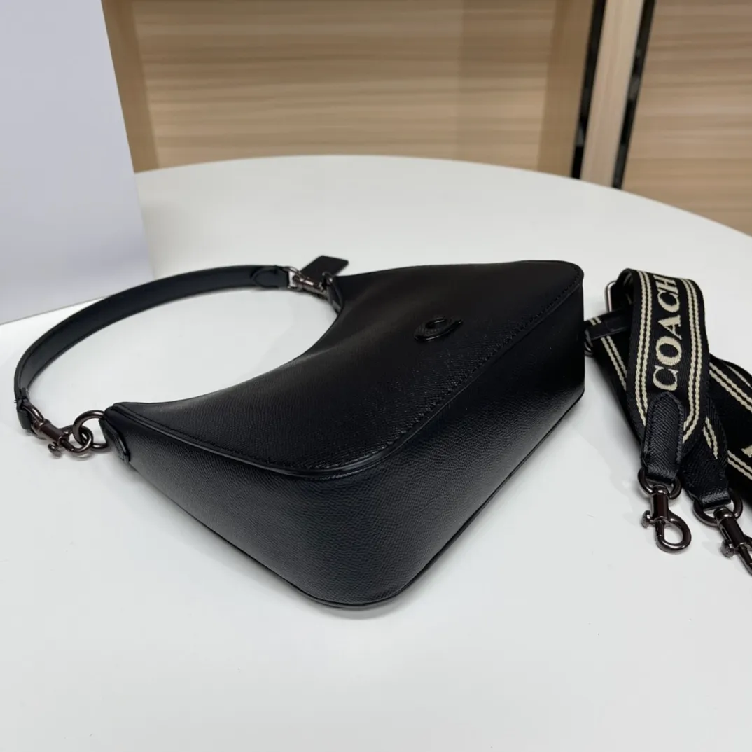 Top original order batch 460💰Coach/Coach new CJ842 May new HoboNEW Coach May NEe cool style Hobo's beautiful armpit bag is also equipped with three different styles of shoulder straps, whether you are a COOL girl or a hot girl, you can handle it. Size 22/18/6.5,