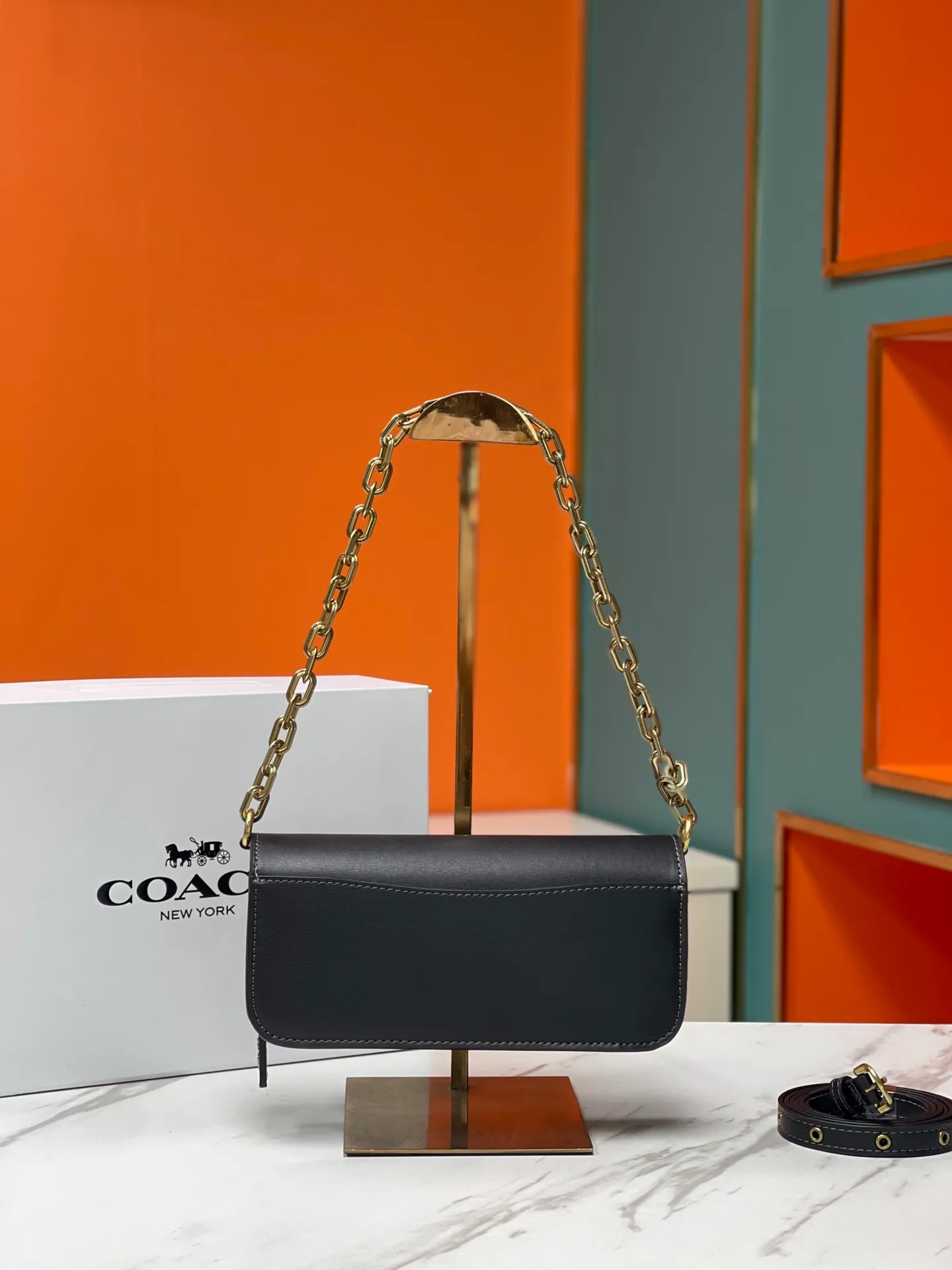 Batch 500💰💃Coach’s latest crossbody bag💐The shoulder strap design has a full score of 100. The leather detachable shoulder strap is also equipped with a retro old chain + leather shoulder strap. The large brand logoC is particularly obvious on the accordion-style sides. The material is lined with nappa sheepskin. The texture is very good! #coachNew #Chain Bag Model CP362. Size 24X10X7