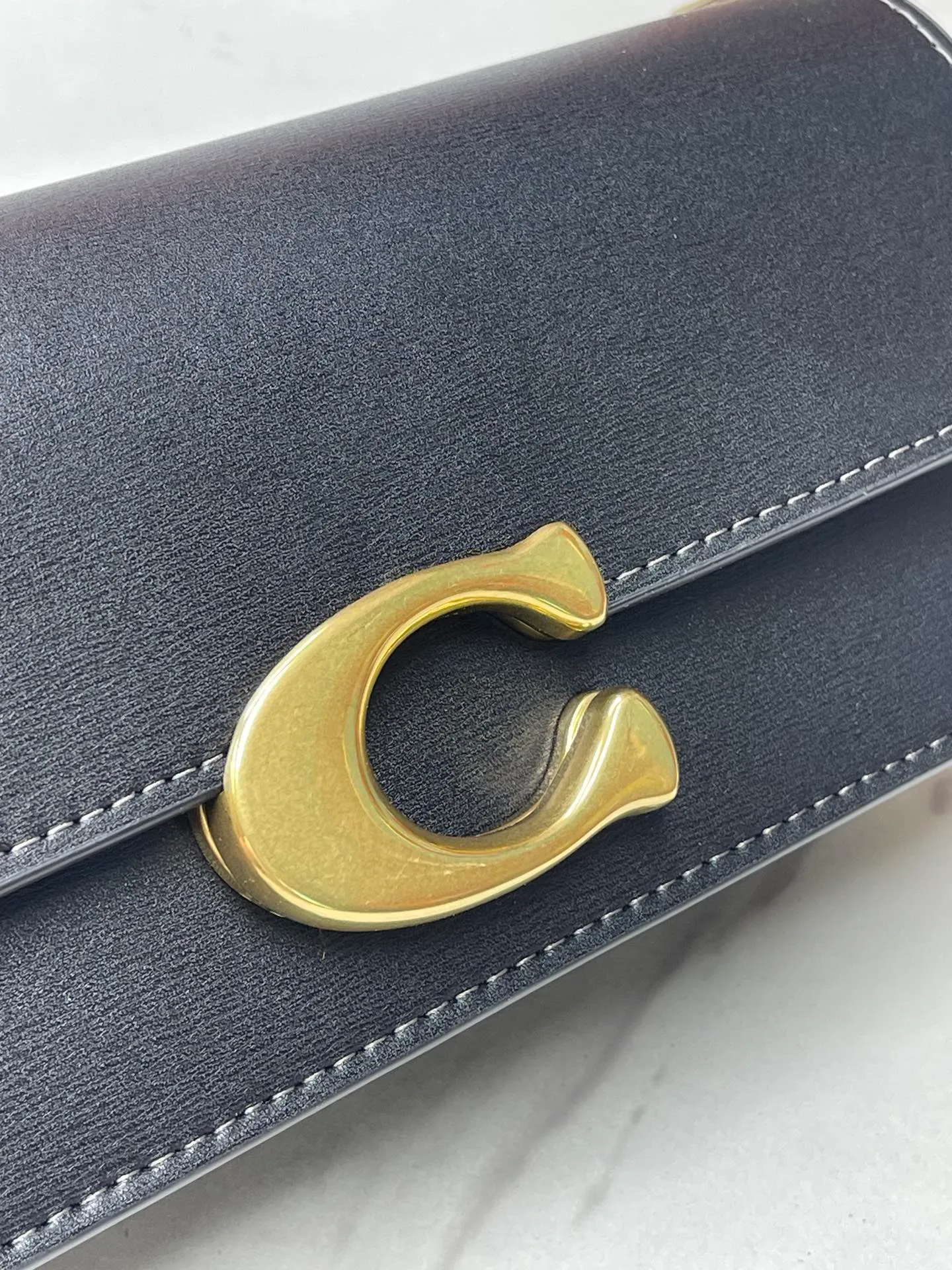 Batch 500💰💃Coach’s latest crossbody bag💐The shoulder strap design has a full score of 100. The leather detachable shoulder strap is also equipped with a retro old chain + leather shoulder strap. The large brand logoC is particularly obvious on the accordion-style sides. The material is lined with nappa sheepskin. The texture is very good! #coachNew #Chain Bag Model CP362. Size 24X10X7