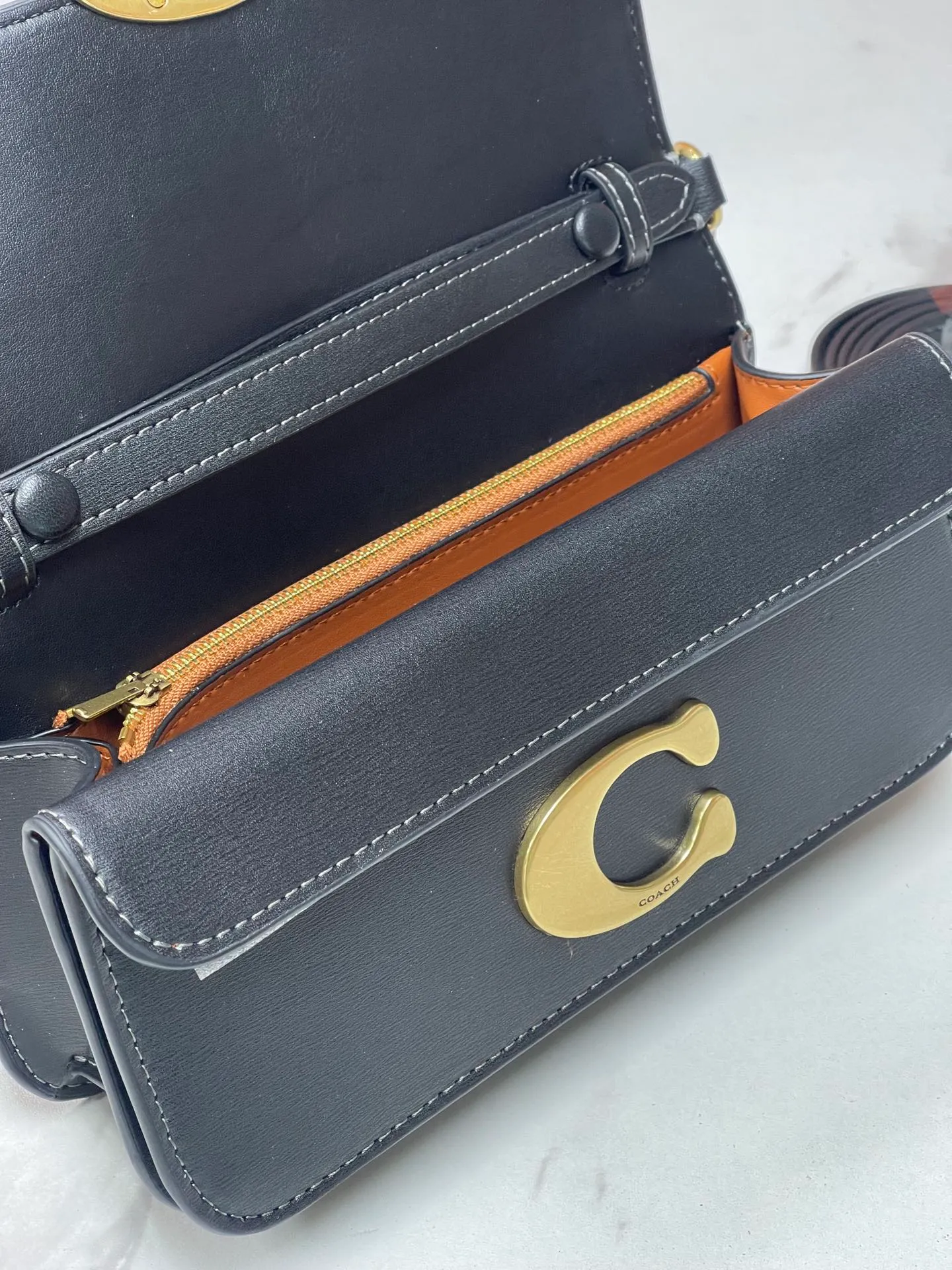 Batch 500💰💃Coach’s latest crossbody bag💐The shoulder strap design has a full score of 100. The leather detachable shoulder strap is also equipped with a retro old chain + leather shoulder strap. The large brand logoC is particularly obvious on the accordion-style sides. The material is lined with nappa sheepskin. The texture is very good! #coachNew #Chain Bag Model CP362. Size 24X10X7