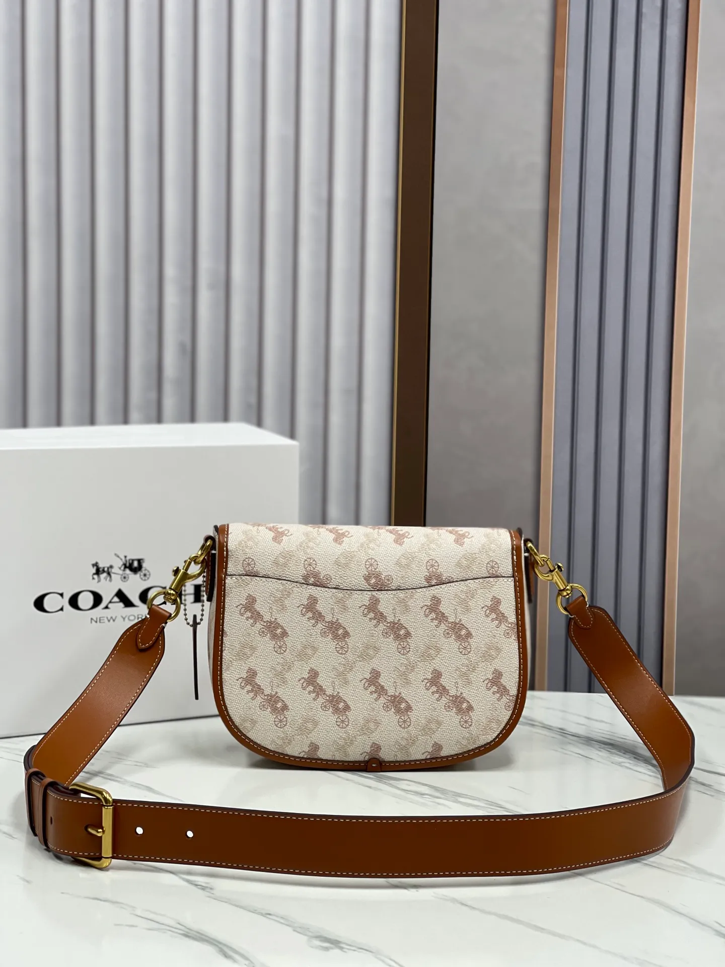 Batch 440💰 Coach’s new counter synchronization model CR512 HARLER shoulder crossbody bag saddle bag, minimalist and casual, casual and versatile item ~ 22x17.5x6cm