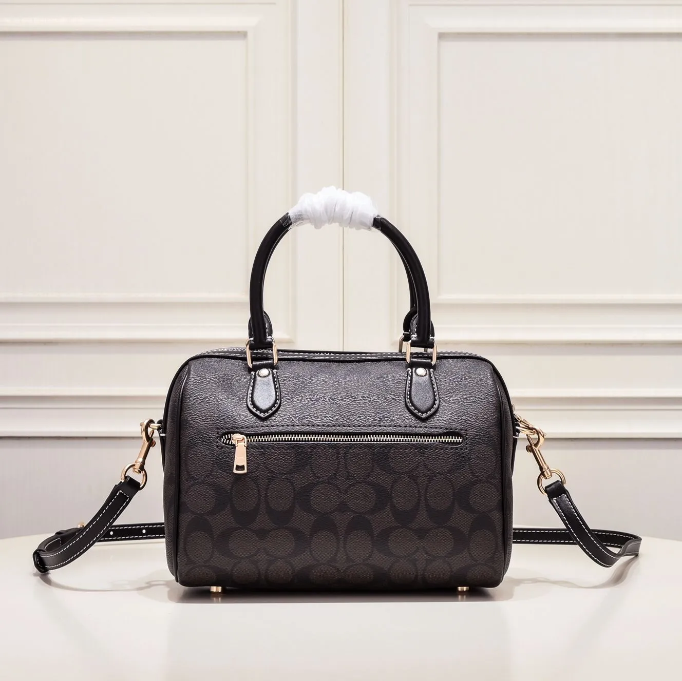 P380 [Top original order] Coach’s new Rowan Boston Large CH280 This year’s new colors are really eye-catching, and every color is very versatile! The newly upgraded best-selling pillow bag zipper returns to the back again, showing an overall high-end look. It can be carried on the shoulder or cross-body, and the bag has enough space to accommodate daily items. It is easy to carry, looks good and is easy to use! Size: 25*15*12cm