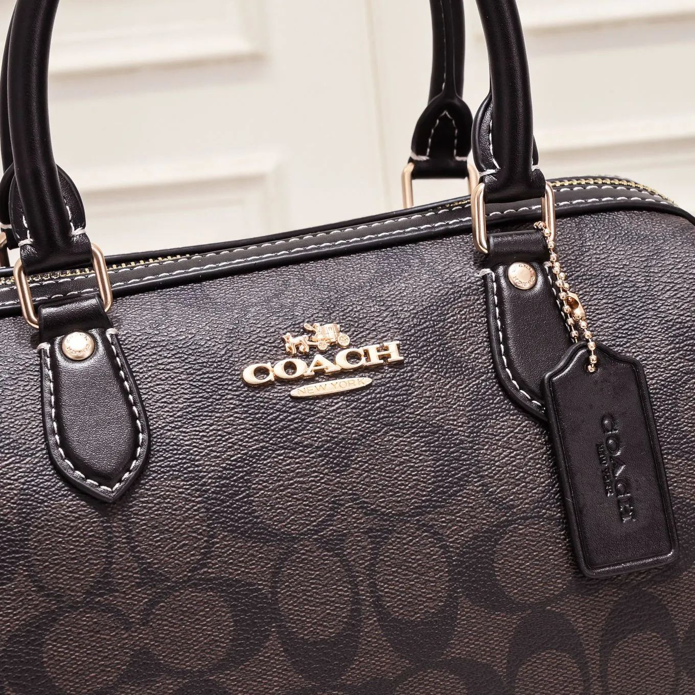 P380 [Top original order] Coach’s new Rowan Boston Large CH280 This year’s new colors are really eye-catching, and every color is very versatile! The newly upgraded best-selling pillow bag zipper returns to the back again, showing an overall high-end look. It can be carried on the shoulder or cross-body, and the bag has enough space to accommodate daily items. It is easy to carry, looks good and is easy to use! Size: 25*15*12cm