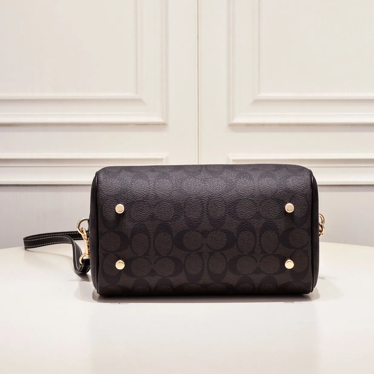 P380 [Top original order] Coach’s new Rowan Boston Large CH280 This year’s new colors are really eye-catching, and every color is very versatile! The newly upgraded best-selling pillow bag zipper returns to the back again, showing an overall high-end look. It can be carried on the shoulder or cross-body, and the bag has enough space to accommodate daily items. It is easy to carry, looks good and is easy to use! Size: 25*15*12cm