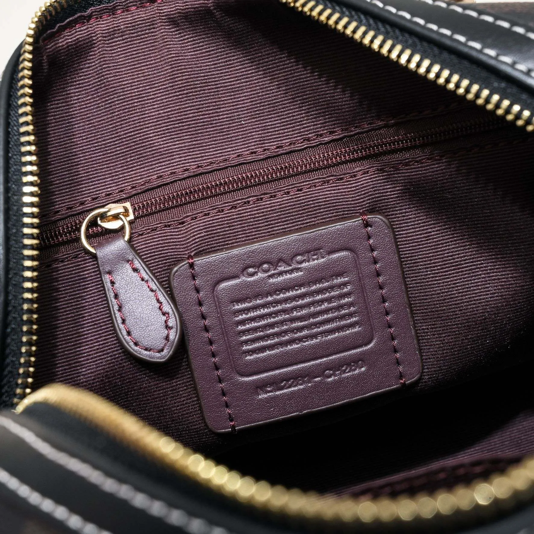 P380 [Top original order] Coach’s new Rowan Boston Large CH280 This year’s new colors are really eye-catching, and every color is very versatile! The newly upgraded best-selling pillow bag zipper returns to the back again, showing an overall high-end look. It can be carried on the shoulder or cross-body, and the bag has enough space to accommodate daily items. It is easy to carry, looks good and is easy to use! Size: 25*15*12cm