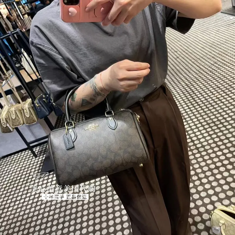 P380 [Top original order] Coach’s new Rowan Boston Large CH280 This year’s new colors are really eye-catching, and every color is very versatile! The newly upgraded best-selling pillow bag zipper returns to the back again, showing an overall high-end look. It can be carried on the shoulder or cross-body, and the bag has enough space to accommodate daily items. It is easy to carry, looks good and is easy to use! Size: 25*15*12cm