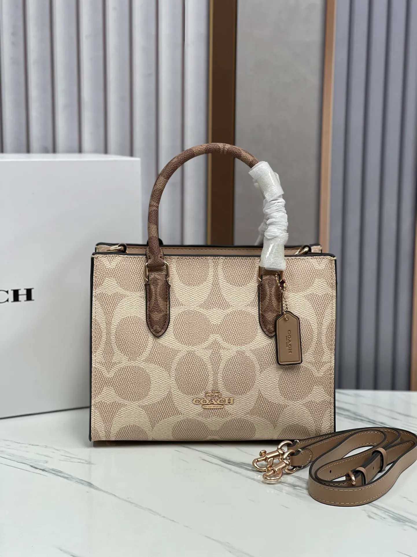 P440¥🔥coach Maggie tote Coach's new CY677 CY676 tote bag - all sizes are available with logo and presbyopia - also available in classic solid colors, perfect for autumn and winter matching. Small size: 24.5✖️12✖️9 The small size is more suitable for sisters who like to carry it hand-held.
