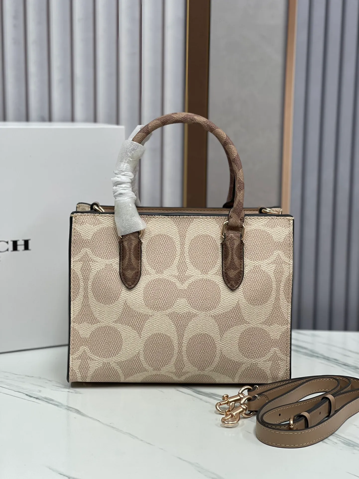 P440¥🔥coach Maggie tote Coach's new CY677 CY676 tote bag - all sizes are available with logo and presbyopia - also available in classic solid colors, perfect for autumn and winter matching. Small size: 24.5✖️12✖️9 The small size is more suitable for sisters who like to carry it hand-held.