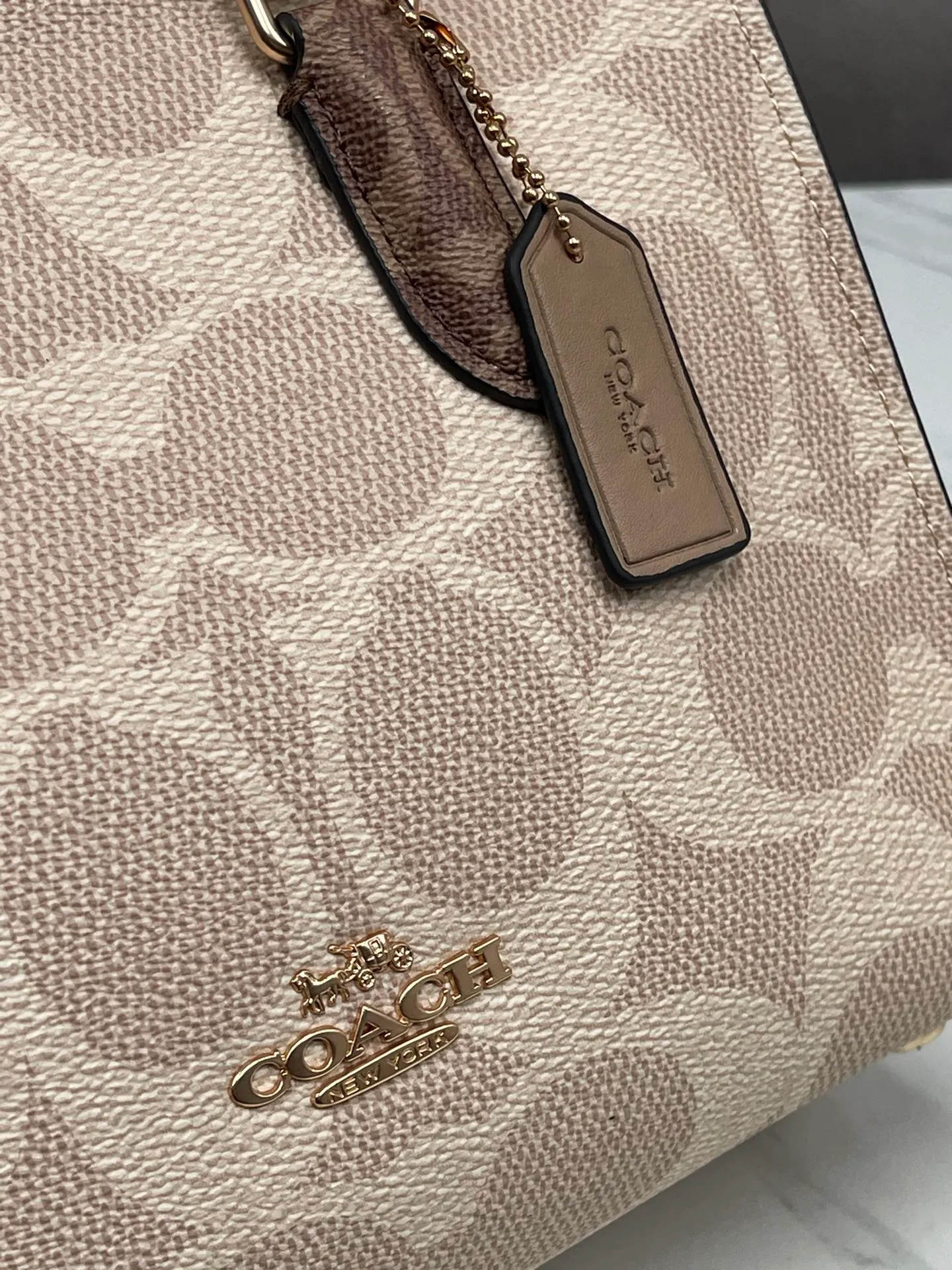 P440¥🔥coach Maggie tote Coach's new CY677 CY676 tote bag - all sizes are available with logo and presbyopia - also available in classic solid colors, perfect for autumn and winter matching. Small size: 24.5✖️12✖️9 The small size is more suitable for sisters who like to carry it hand-held.