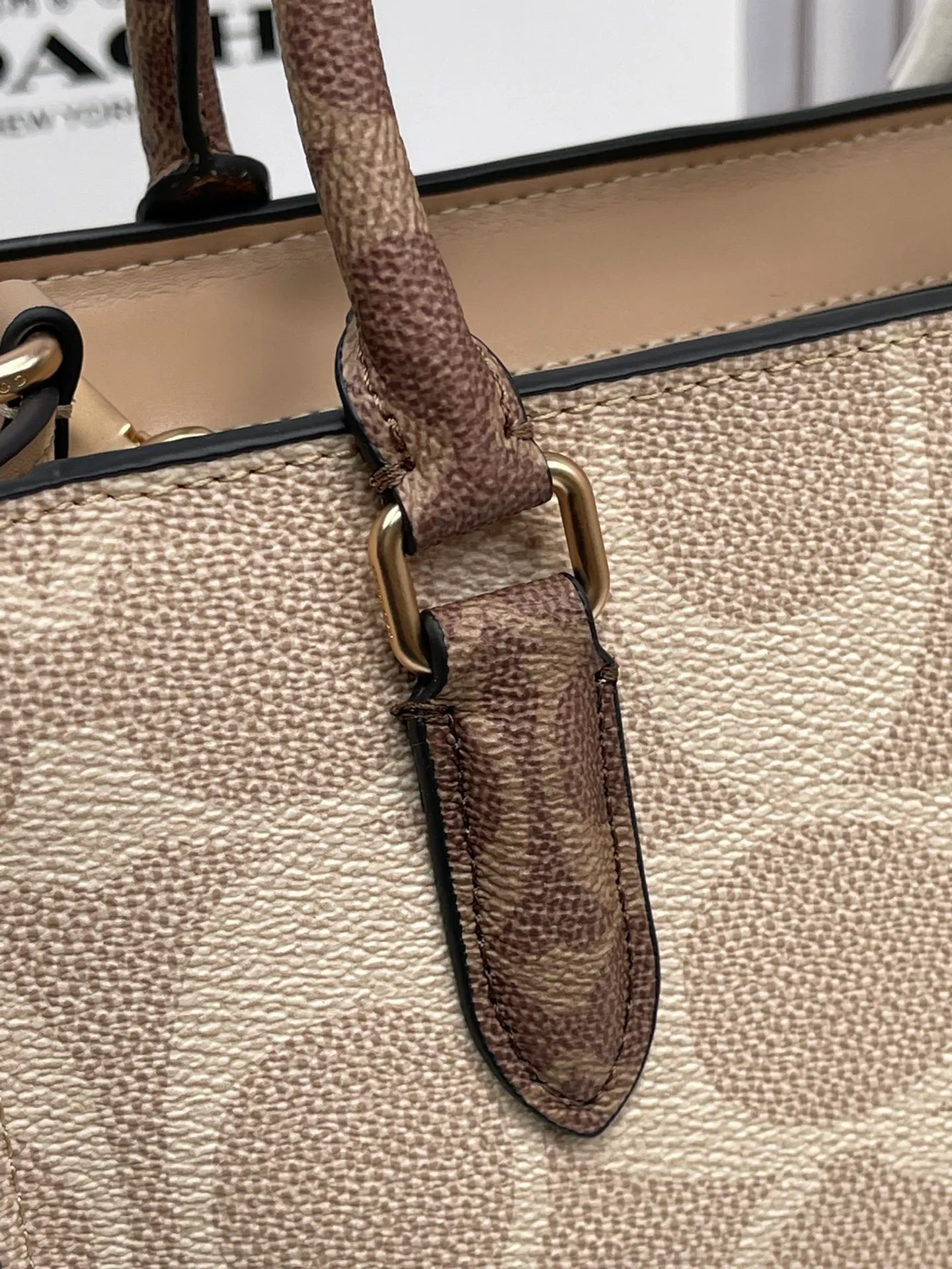 P440¥🔥coach Maggie tote Coach's new CY677 CY676 tote bag - all sizes are available with logo and presbyopia - also available in classic solid colors, perfect for autumn and winter matching. Small size: 24.5✖️12✖️9 The small size is more suitable for sisters who like to carry it hand-held.
