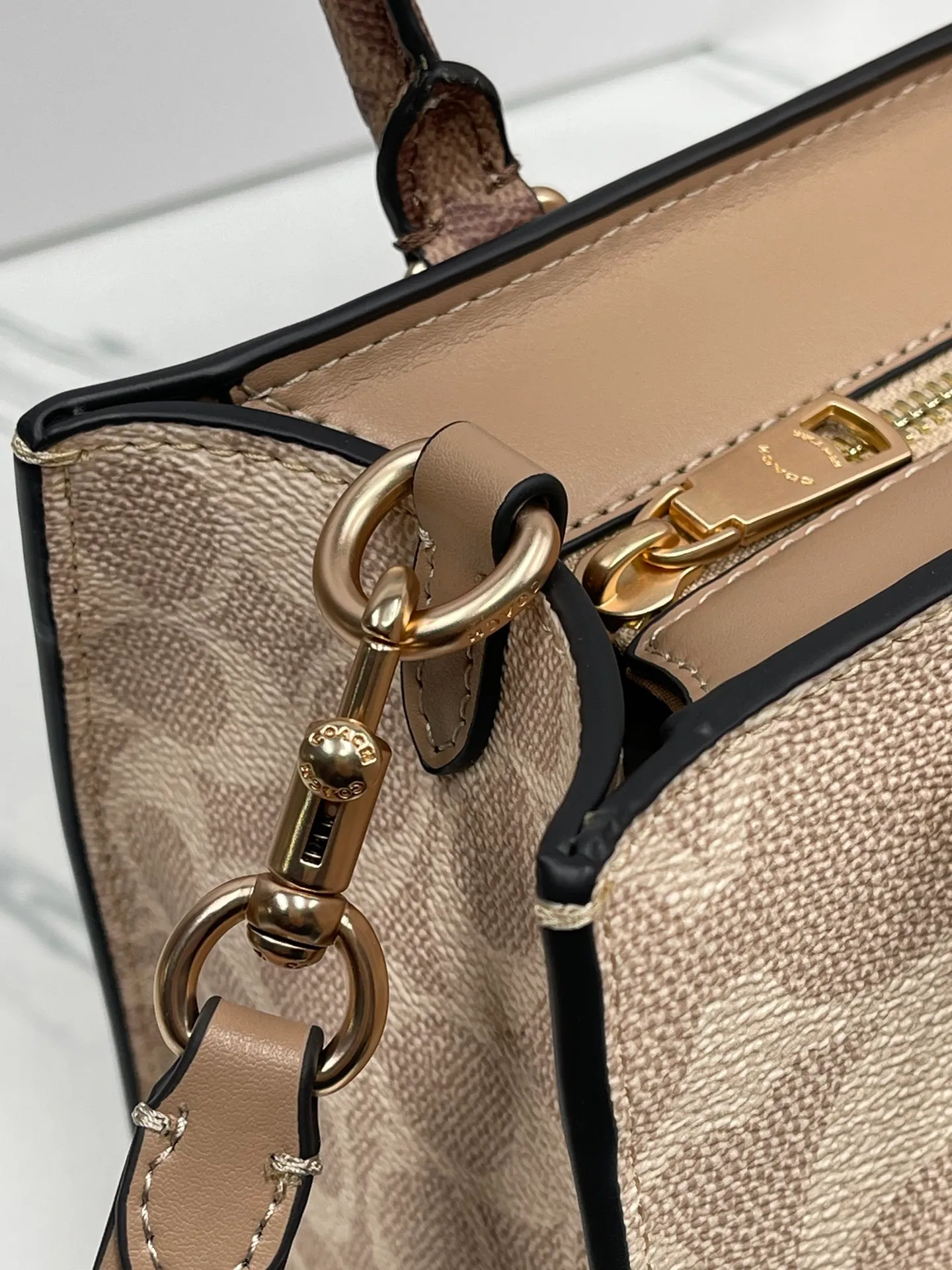 P440¥🔥coach Maggie tote Coach's new CY677 CY676 tote bag - all sizes are available with logo and presbyopia - also available in classic solid colors, perfect for autumn and winter matching. Small size: 24.5✖️12✖️9 The small size is more suitable for sisters who like to carry it hand-held.