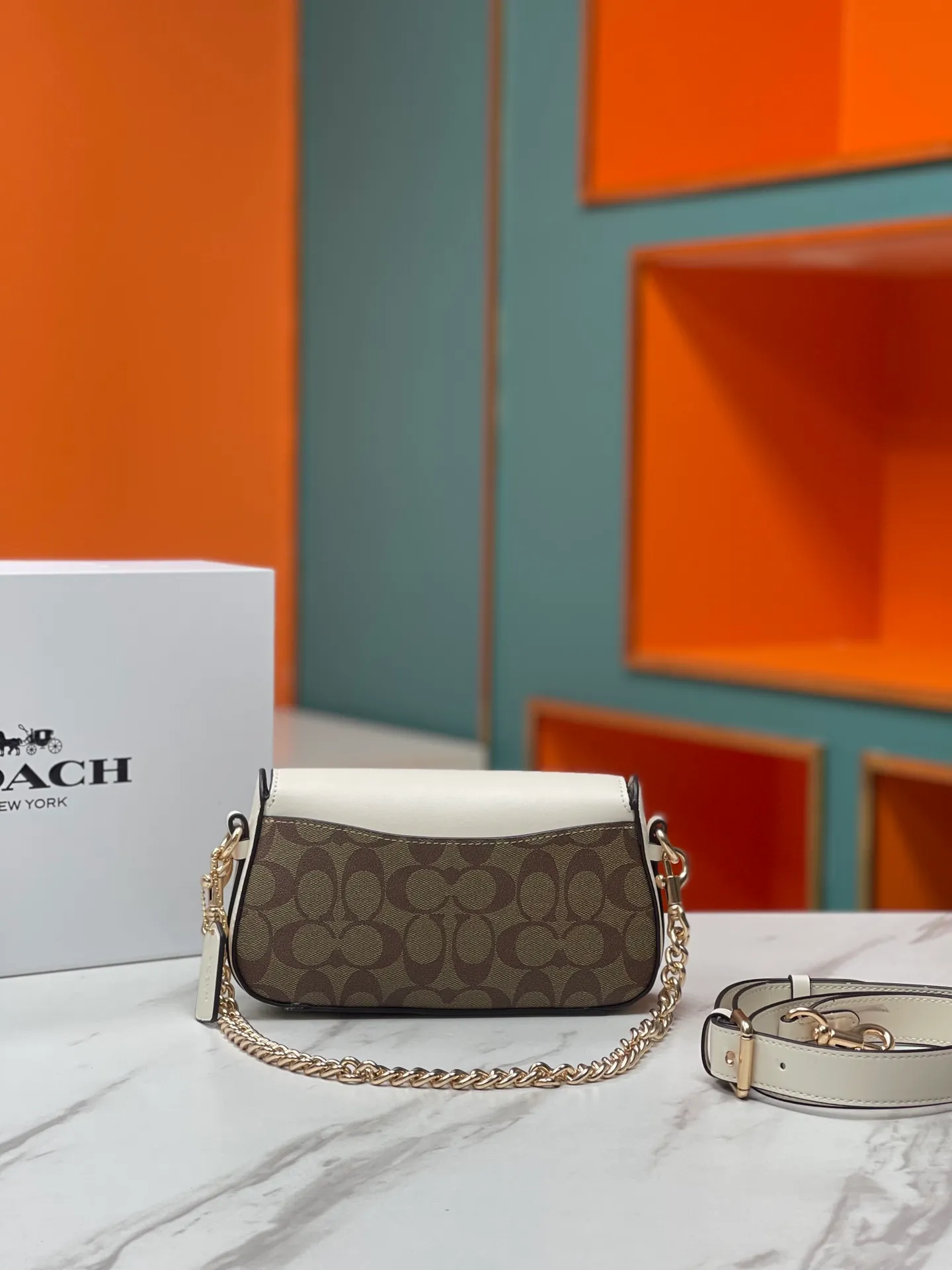 Top original order, batch 460💰Coach new product model CM064 brie underarm bag This shoulder bag meets elegance and coolness, with a baguette-inspired style that is light and exquisite in craftsmanship. Whether worn under the arm or across the body, it will look incredible ~ Exquisite buckle and turnlock design, fashionable and retro while also having practical attributes 22X13X5.5