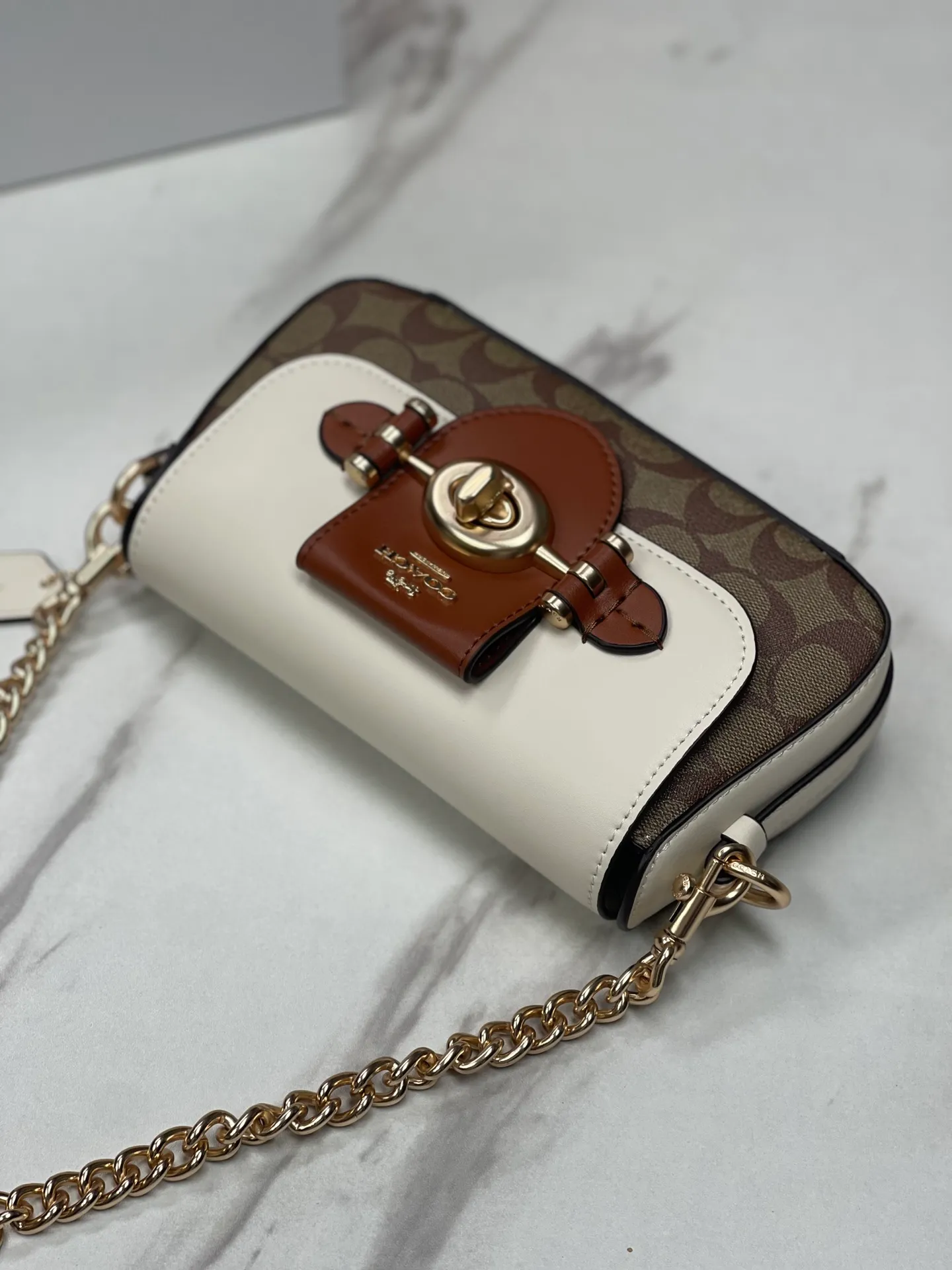 Top original order, batch 460💰Coach new product model CM064 brie underarm bag This shoulder bag meets elegance and coolness, with a baguette-inspired style that is light and exquisite in craftsmanship. Whether worn under the arm or across the body, it will look incredible ~ Exquisite buckle and turnlock design, fashionable and retro while also having practical attributes 22X13X5.5