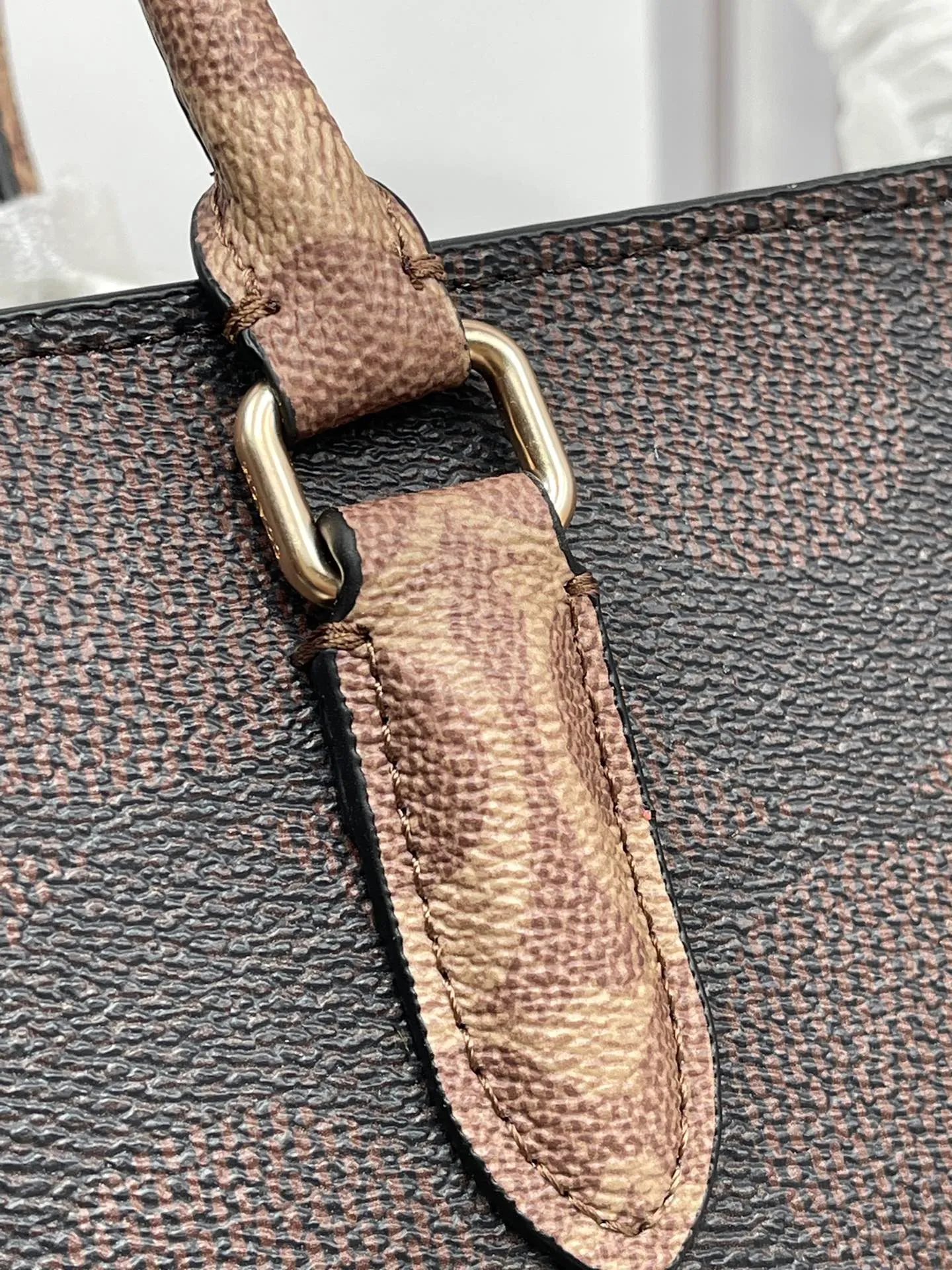 P440¥🔥coach Maggie tote Coach's new CY677 CY676 tote bag - all sizes are available with logo and presbyopia - also available in classic solid colors, perfect for autumn and winter matching. Small size: 24.5✖️12✖️9 The small size is more suitable for sisters who like to carry it hand-held.
