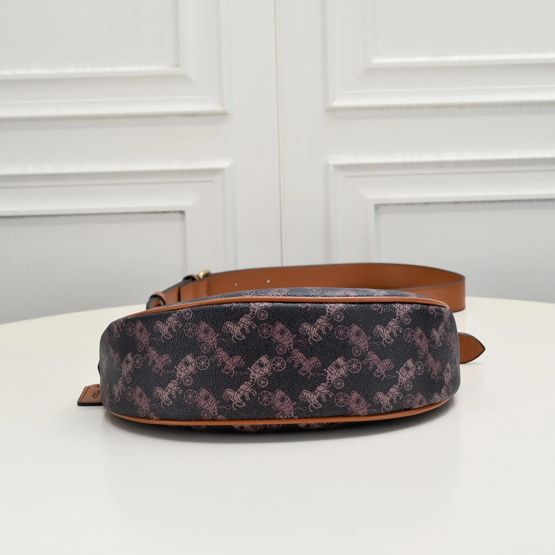 CM584 Kou's new mira crescent bag has a proper temperament on the upper body. It uses a retro brushed brass chain ~ full of texture. The two shoulder straps can be worn cross-body under the arm. You can switch between the two styles at will. Size:23.5*16*6.5cm