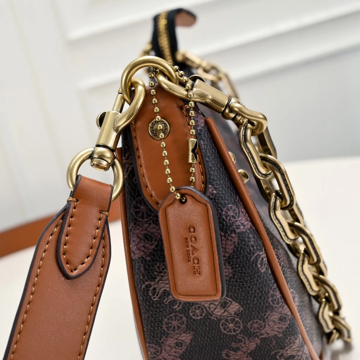 CM584 Kou's new mira crescent bag has a proper temperament on the upper body. It uses a retro brushed brass chain ~ full of texture. The two shoulder straps can be worn cross-body under the arm. You can switch between the two styles at will. Size:23.5*16*6.5cm
