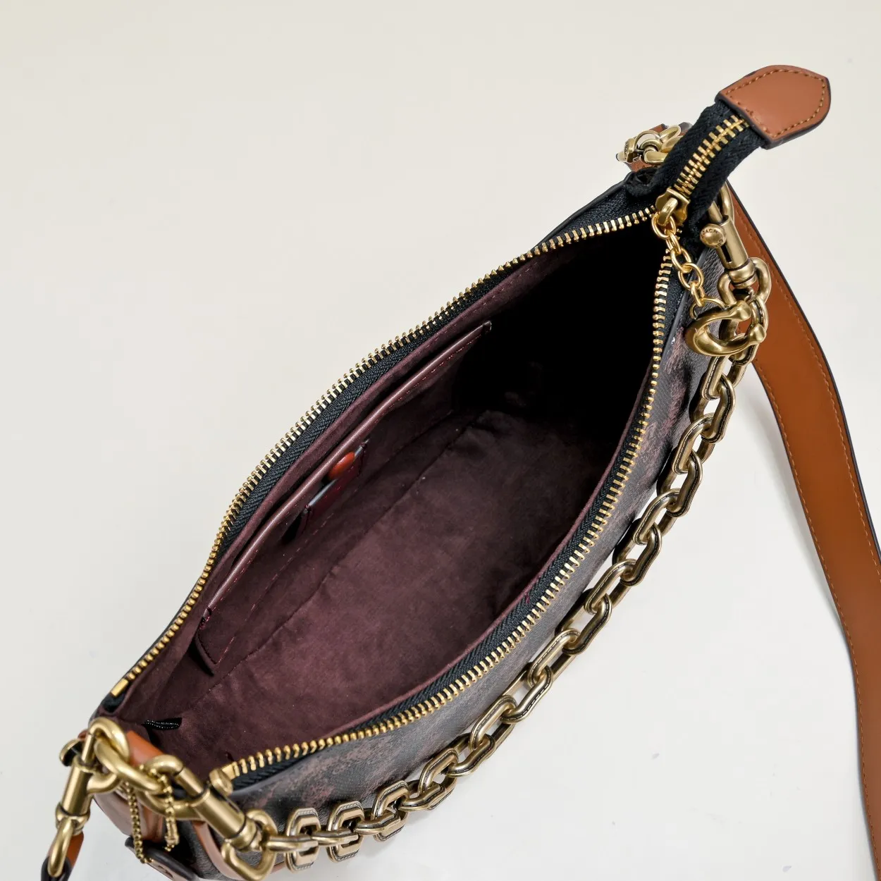 CM584 Kou's new mira crescent bag has a proper temperament on the upper body. It uses a retro brushed brass chain ~ full of texture. The two shoulder straps can be worn cross-body under the arm. You can switch between the two styles at will. Size:23.5*16*6.5cm
