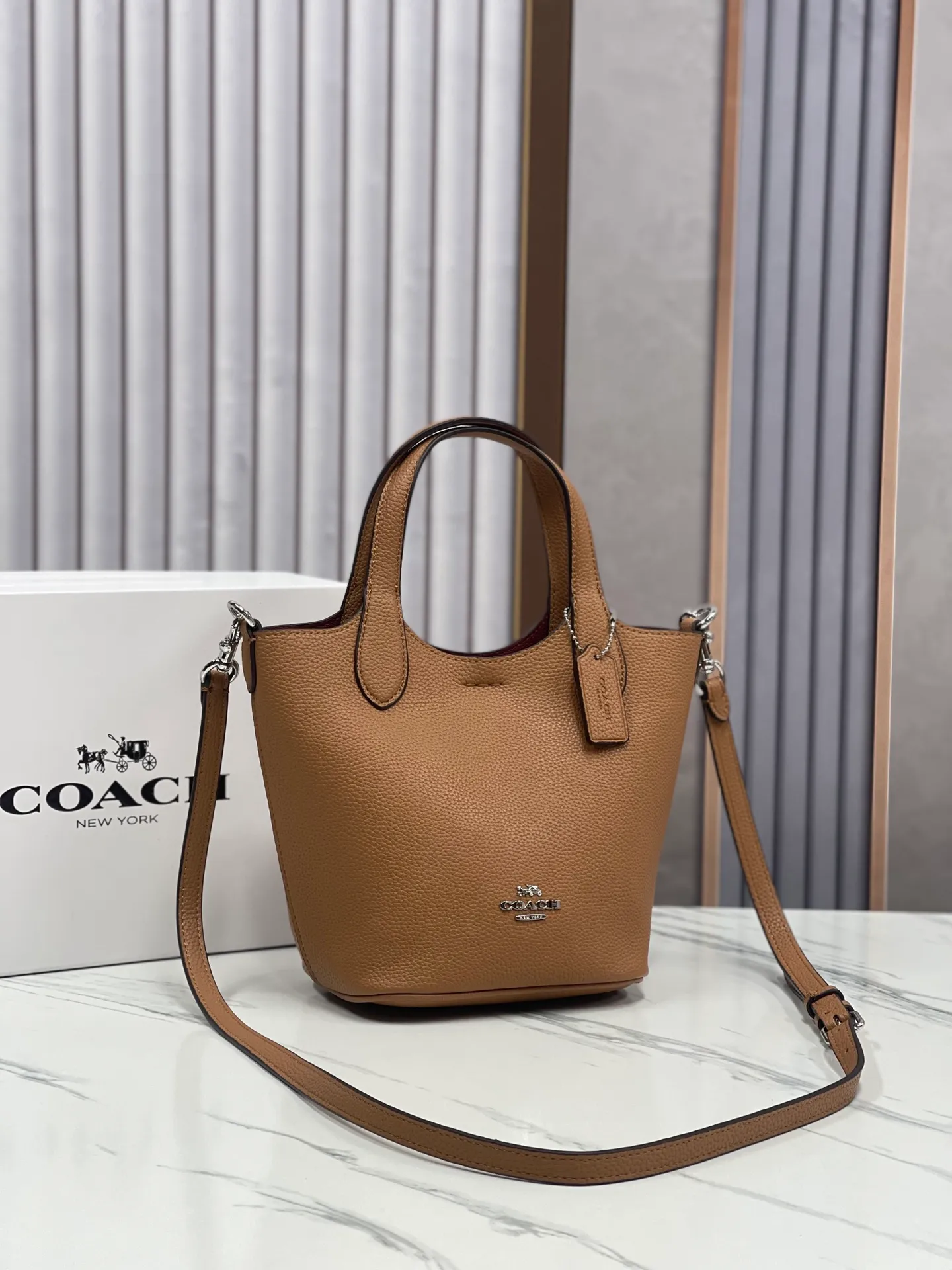 Batch 380💰COACH new models: CR168 full leather, CR256 presbyopia, HANNA bucket bag, hand-held crossbody bag, vegetable basket, small body, large capacity, good-looking and practical 19.5*17.5*13cm