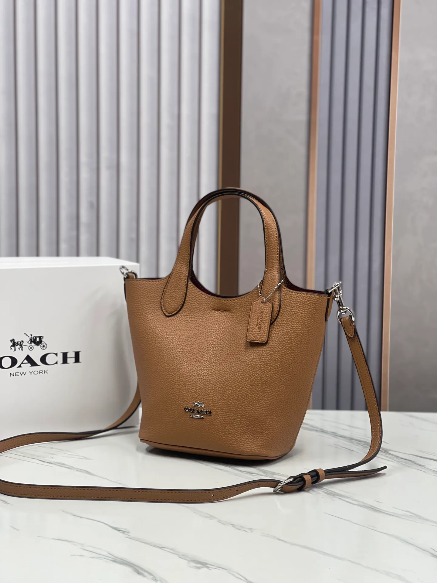Batch 380💰COACH new models: CR168 full leather, CR256 presbyopia, HANNA bucket bag, hand-held crossbody bag, vegetable basket, small body, large capacity, good-looking and practical 19.5*17.5*13cm