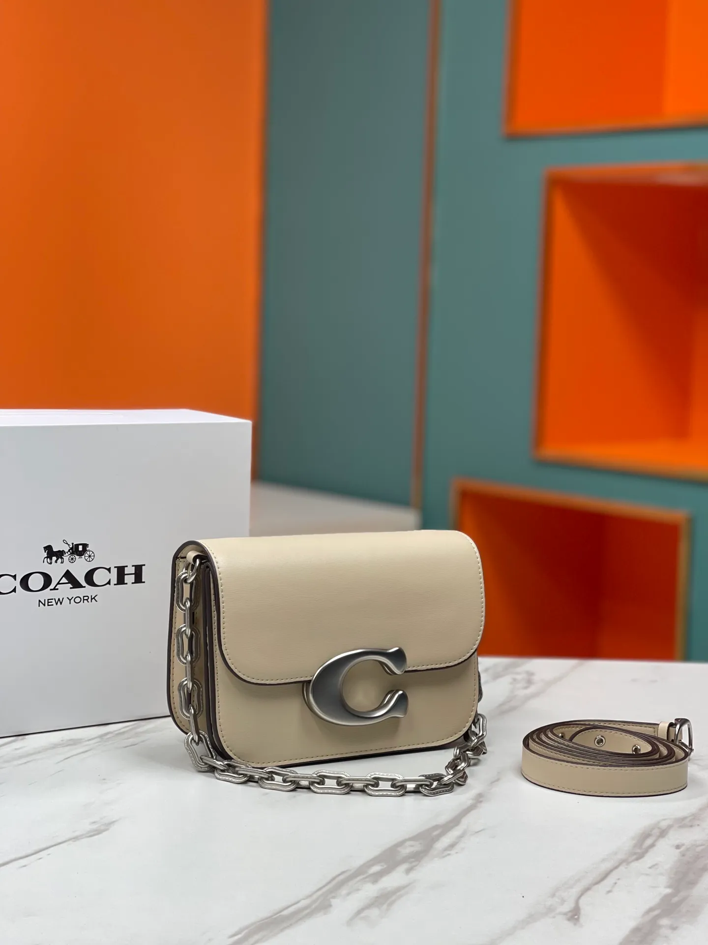 Batch 500💃Coach’s latest crossbody bag💐 model CM587. The shoulder strap design has a full score of 100. The leather detachable shoulder strap is also equipped with a retro old chain + leather shoulder strap. The big brand logo C is particularly obvious. The accordion-style compartment is lined with three large compartments of Napa sheepskin and a zipper compartment. The texture is very good! #coach新的 #chain包 Size 21CM
