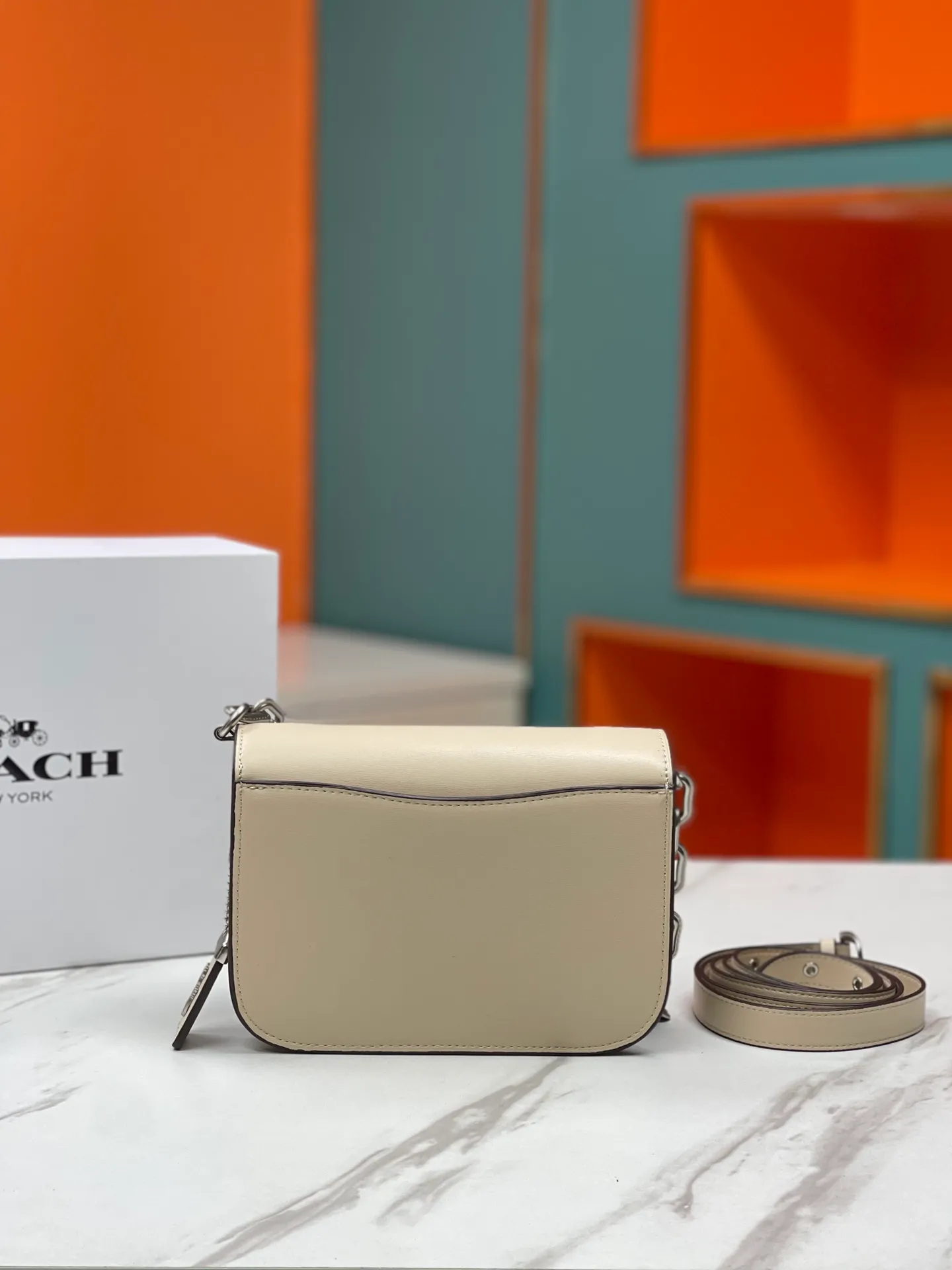 Batch 500💃Coach’s latest crossbody bag💐 model CM587. The shoulder strap design has a full score of 100. The leather detachable shoulder strap is also equipped with a retro old chain + leather shoulder strap. The big brand logo C is particularly obvious. The accordion-style compartment is lined with three large compartments of Napa sheepskin and a zipper compartment. The texture is very good! #coach新的 #chain包 Size 21CM