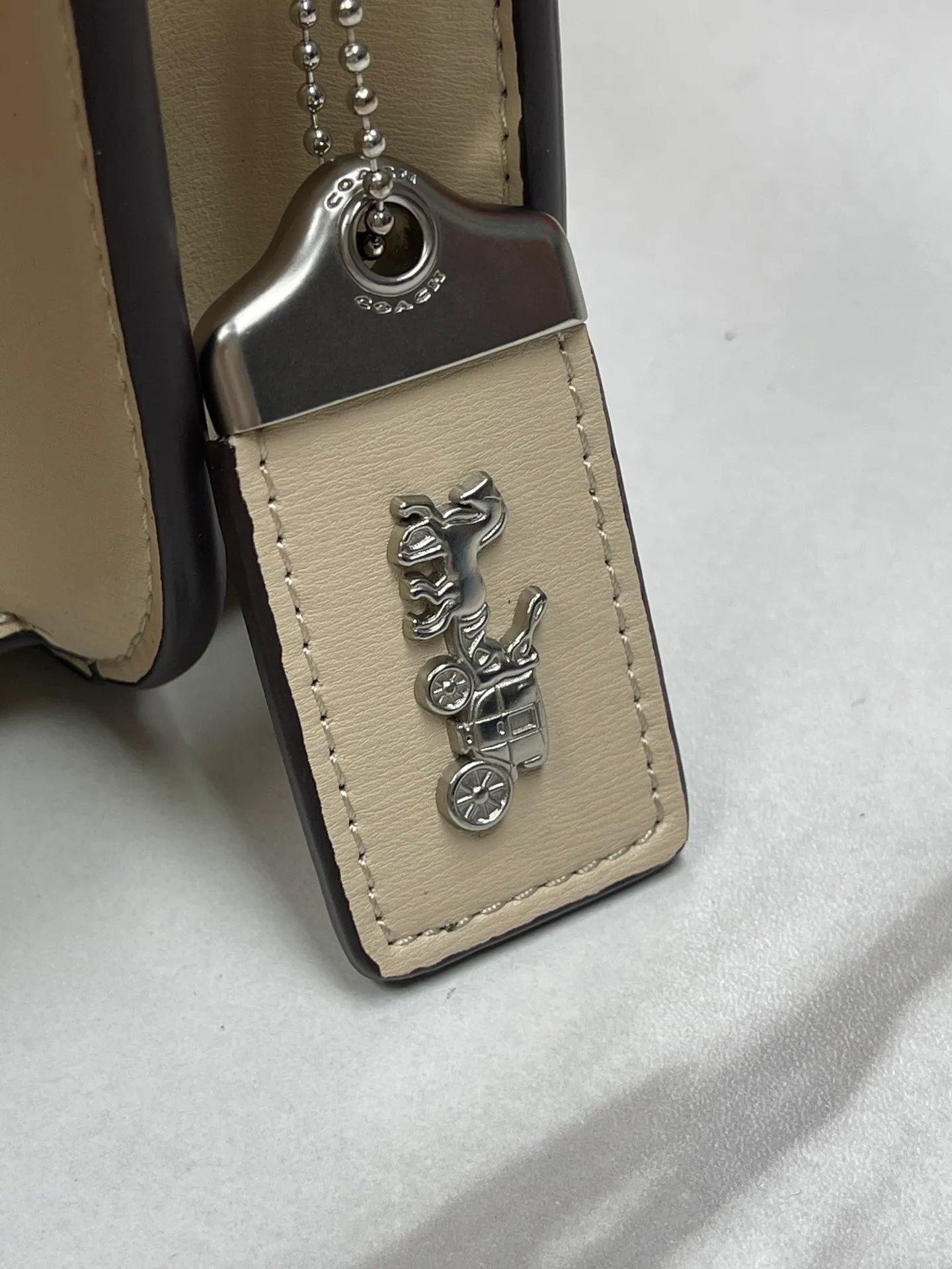 Batch 500💃Coach’s latest crossbody bag💐 model CM587. The shoulder strap design has a full score of 100. The leather detachable shoulder strap is also equipped with a retro old chain + leather shoulder strap. The big brand logo C is particularly obvious. The accordion-style compartment is lined with three large compartments of Napa sheepskin and a zipper compartment. The texture is very good! #coach新的 #chain包 Size 21CM