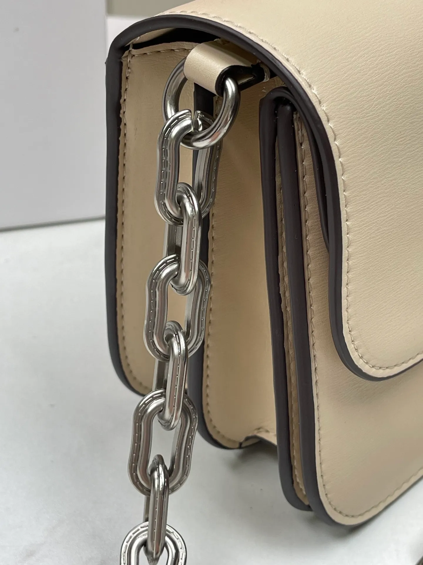 Batch 500💃Coach’s latest crossbody bag💐 model CM587. The shoulder strap design has a full score of 100. The leather detachable shoulder strap is also equipped with a retro old chain + leather shoulder strap. The big brand logo C is particularly obvious. The accordion-style compartment is lined with three large compartments of Napa sheepskin and a zipper compartment. The texture is very good! #coach新的 #chain包 Size 21CM