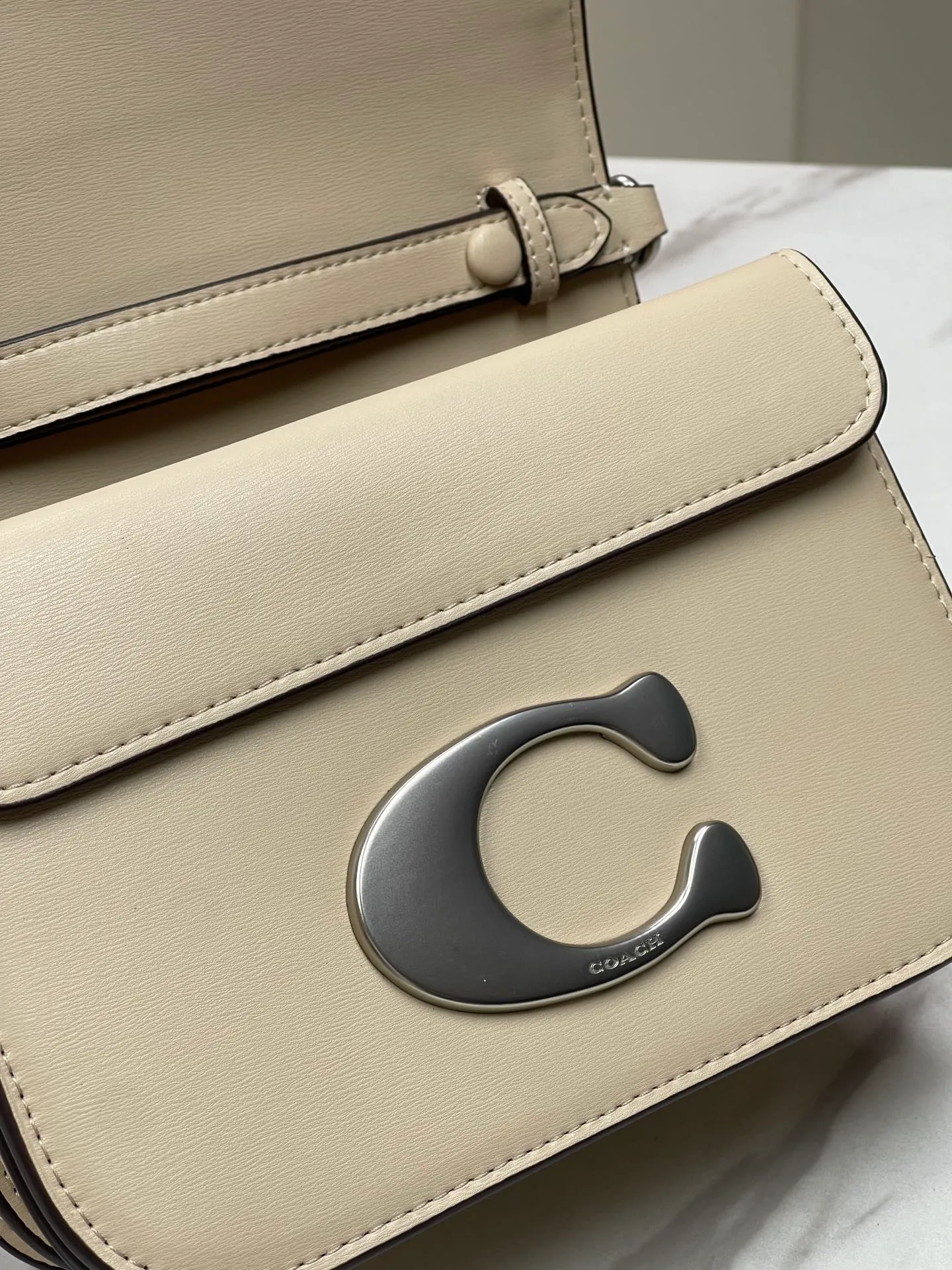 Batch 500💃Coach’s latest crossbody bag💐 model CM587. The shoulder strap design has a full score of 100. The leather detachable shoulder strap is also equipped with a retro old chain + leather shoulder strap. The big brand logo C is particularly obvious. The accordion-style compartment is lined with three large compartments of Napa sheepskin and a zipper compartment. The texture is very good! #coach新的 #chain包 Size 21CM
