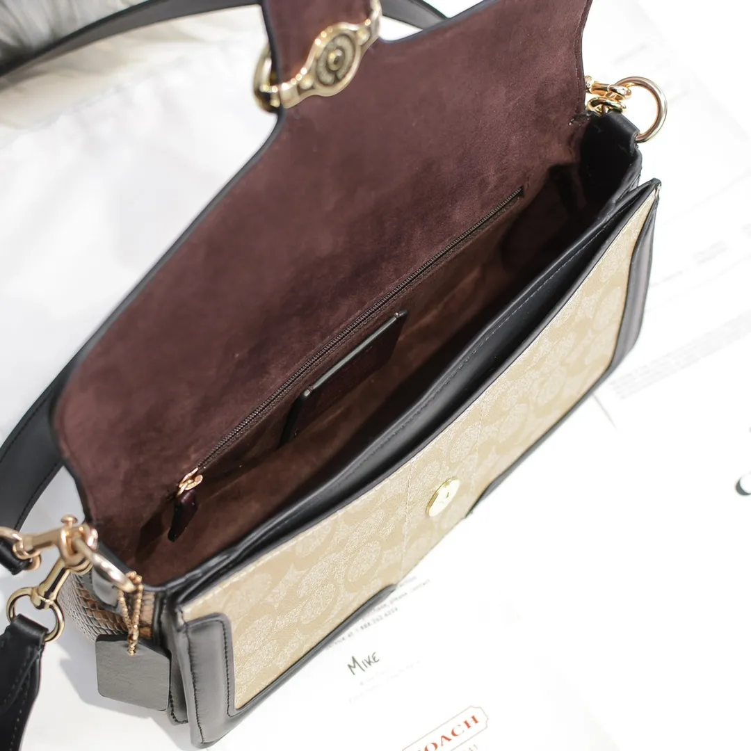 P440 [Top original order] Coach's new versatile Georgie series Dionysian bag 5509 two-color presbyopia, the snake pattern details on the side are very special, the whole looks very high-end and unique, the bag shape is three-dimensional and beautiful, very versatile and not picky! Size: 26CM long X 15CM high X 7CM wide