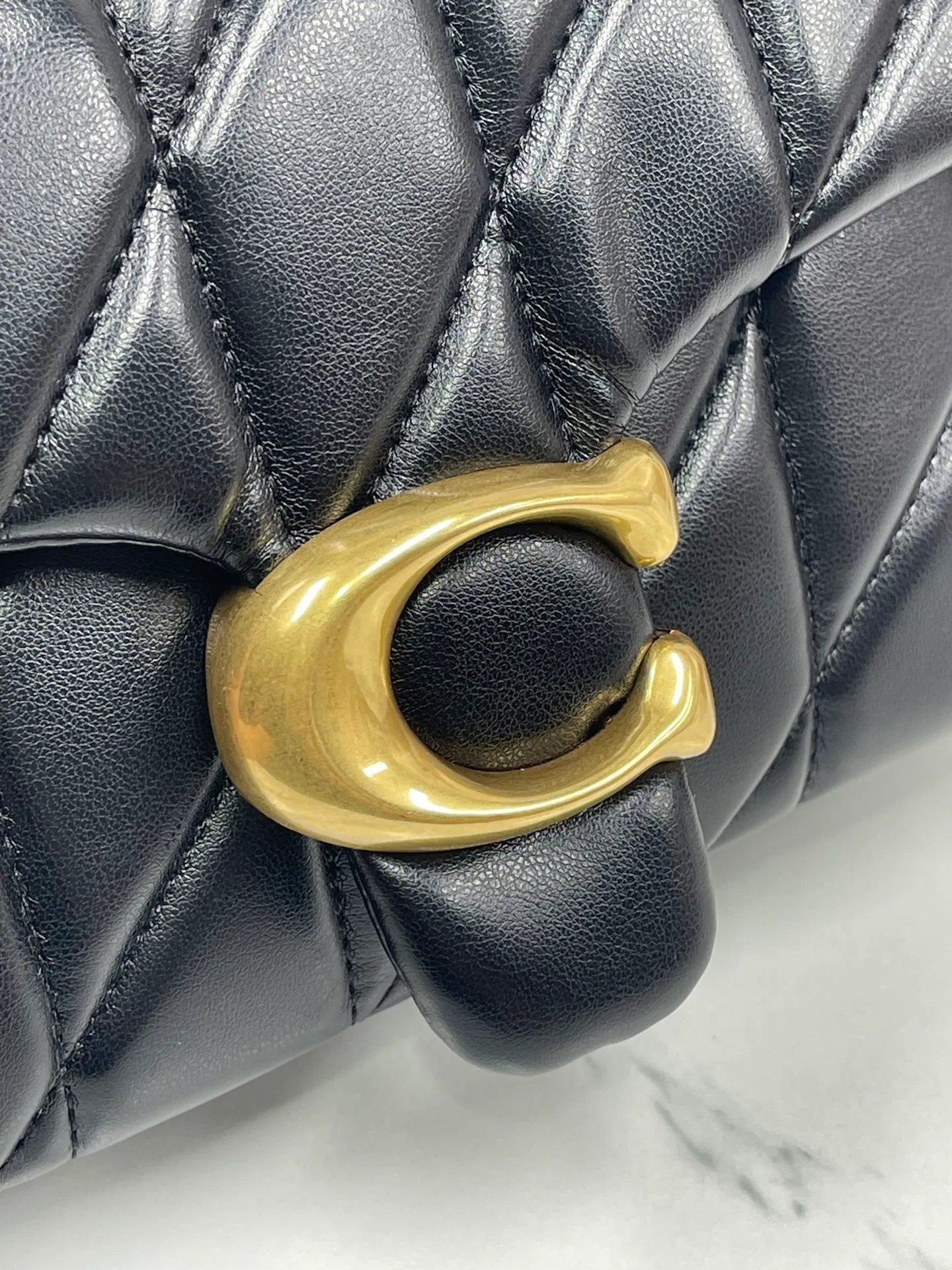 Top original order batch 480¥Coach/Coach new model synchronized new product model CP400 Quilting Tabby chain tabby with quilting technology, cool dark buckle, low-key and high-end gold buckle. Choose the size and color you like. Size 26/15.