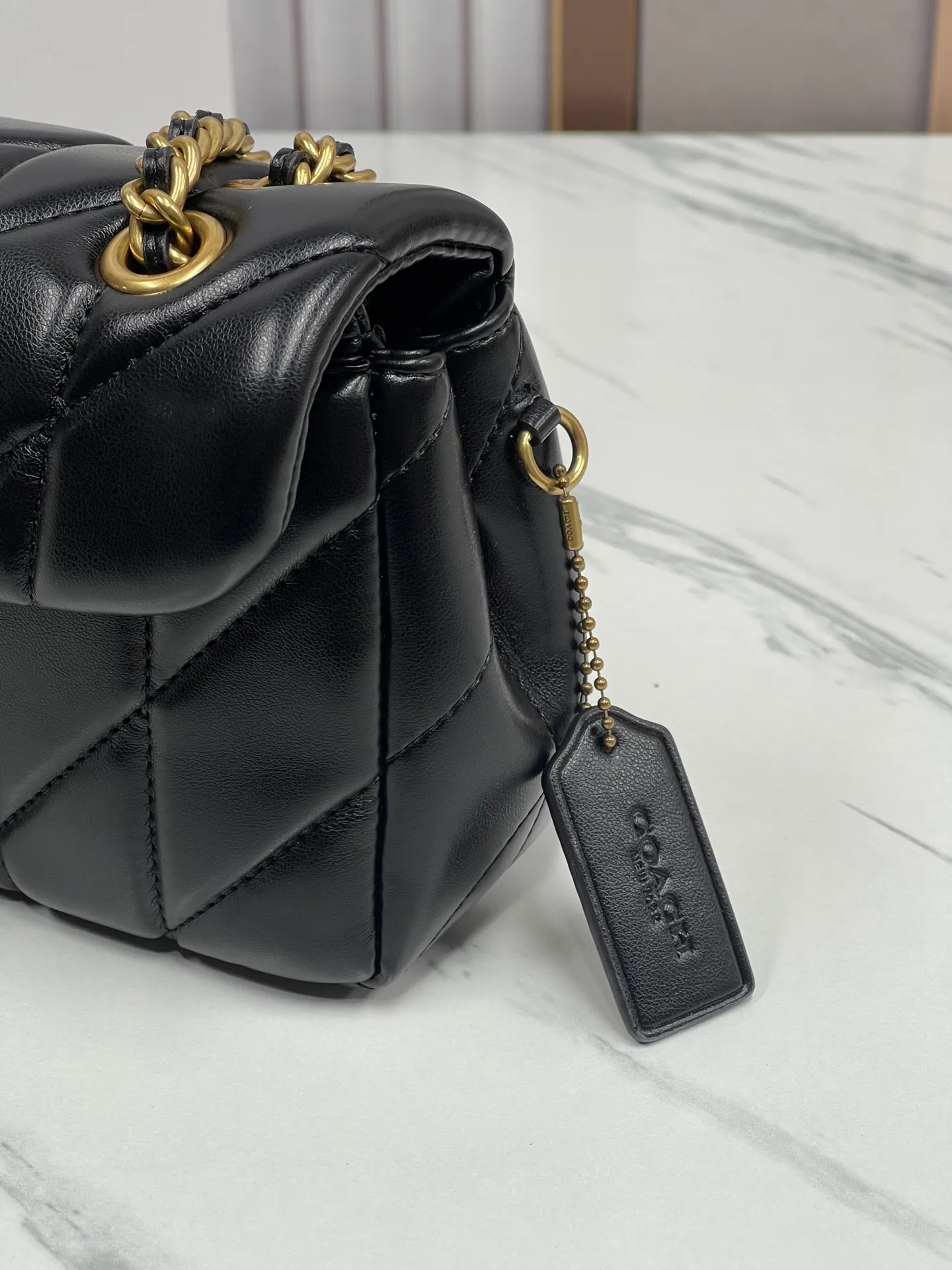 Top original order batch 480¥Coach/Coach new model synchronized new product model CP400 Quilting Tabby chain tabby with quilting technology, cool dark buckle, low-key and high-end gold buckle. Choose the size and color you like. Size 26/15.