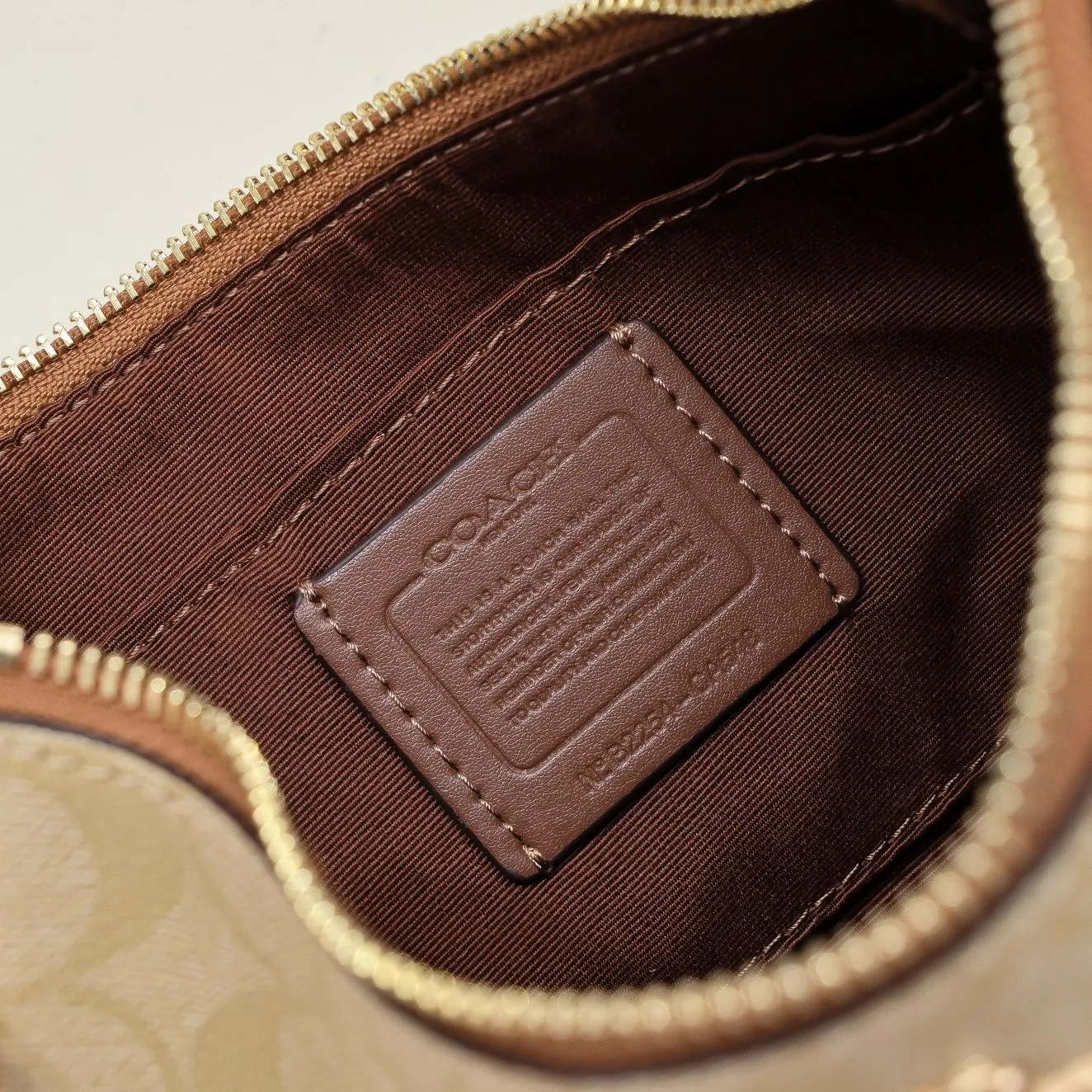 P260 [Top original order] Coach's new Teri underarm bag CA548 is larger than the mahjong bag, and the capacity zipper arc is more beautiful. It is equipped with two shoulder straps. The bag body is simple and elegant, and the stiff structure shows a capable and neat temperament. Dimensions: 24.5cm long x 13cm high x 6cm wide