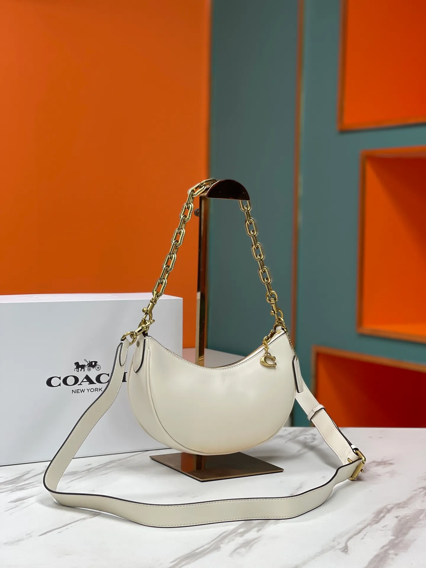 Top original order, batch 460💰Coach new crescent bag Mira model CM583 crescent bag is super popular this year! This bag type needs no further introduction. The shape of Coach's bag is close to a semicircle, the leather is soft, and it is the most comfortable on both sides. You can choose a brass chain with stitching technology, or you can choose a wide shoulder strap, which is labor-saving and stylish. Size 23.5X16X6.5