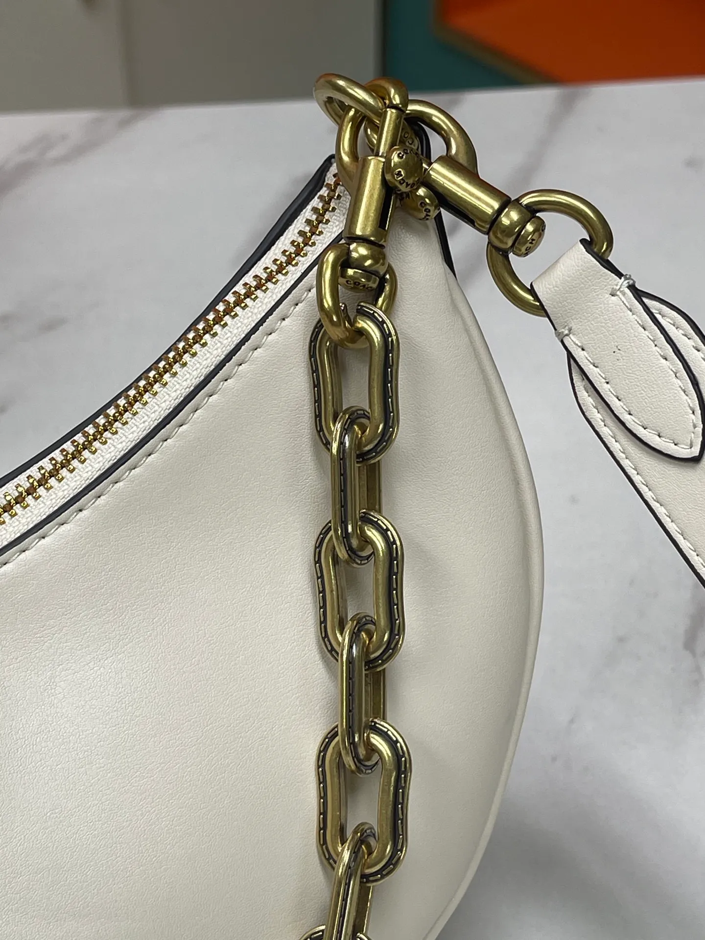 Top original order, batch 460💰Coach new crescent bag Mira model CM583 crescent bag is super popular this year! This bag type needs no further introduction. The shape of Coach's bag is close to a semicircle, the leather is soft, and it is the most comfortable on both sides. You can choose a brass chain with stitching technology, or you can choose a wide shoulder strap, which is labor-saving and stylish. Size 23.5X16X6.5