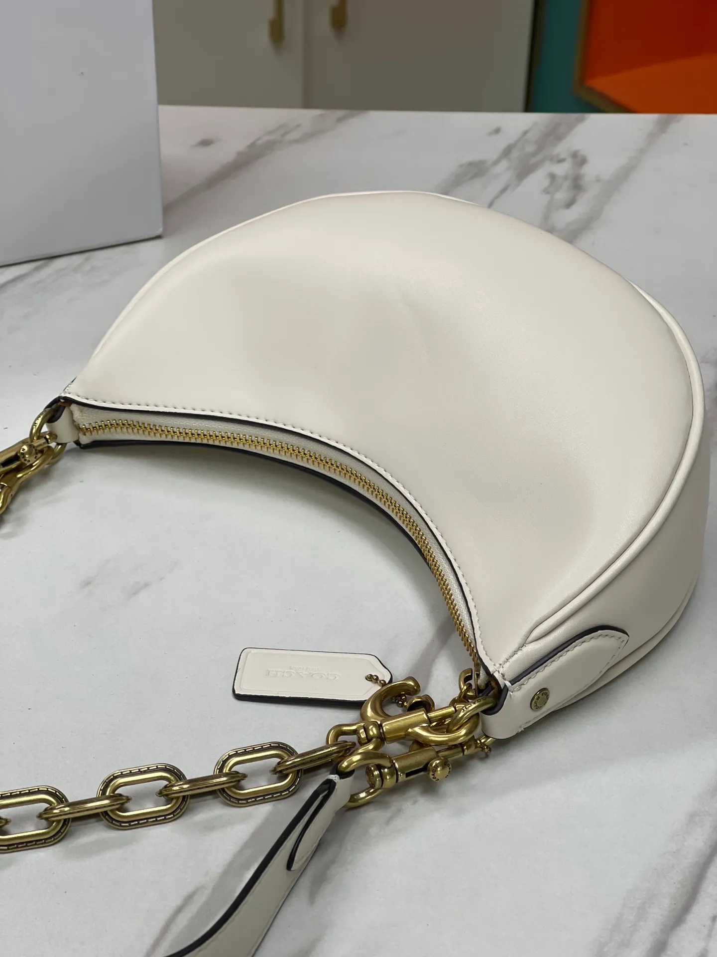 Top original order, batch 460💰Coach new crescent bag Mira model CM583 crescent bag is super popular this year! This bag type needs no further introduction. The shape of Coach's bag is close to a semicircle, the leather is soft, and it is the most comfortable on both sides. You can choose a brass chain with stitching technology, or you can choose a wide shoulder strap, which is labor-saving and stylish. Size 23.5X16X6.5