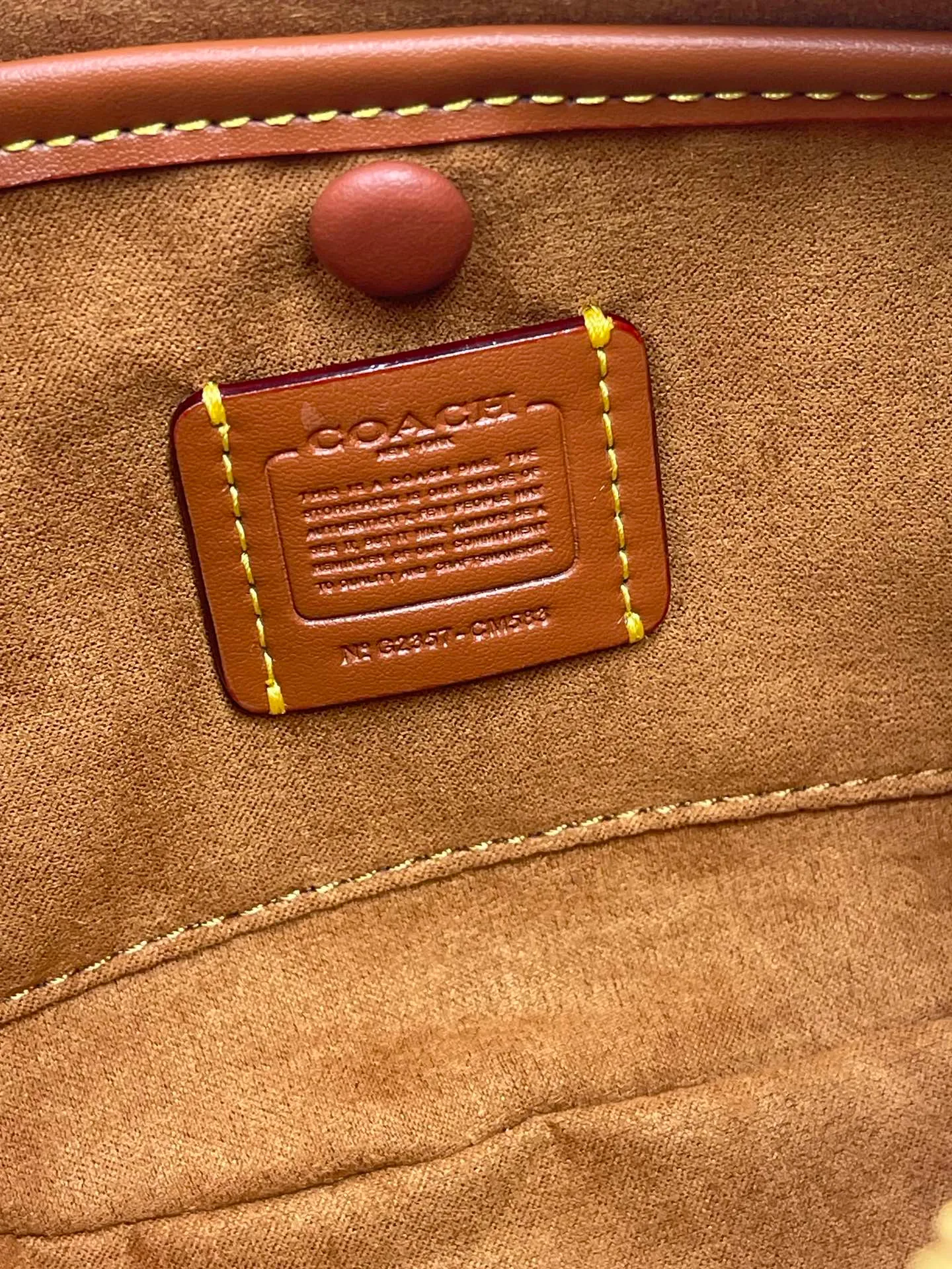 Top original order, batch 460💰Coach new crescent bag Mira model CM583 crescent bag is super popular this year! This bag type needs no further introduction. The shape of Coach's bag is close to a semicircle, the leather is soft, and it is the most comfortable on both sides. You can choose a brass chain with stitching technology, or you can choose a wide shoulder strap, which is labor-saving and stylish. Size 23.5X16X6.5