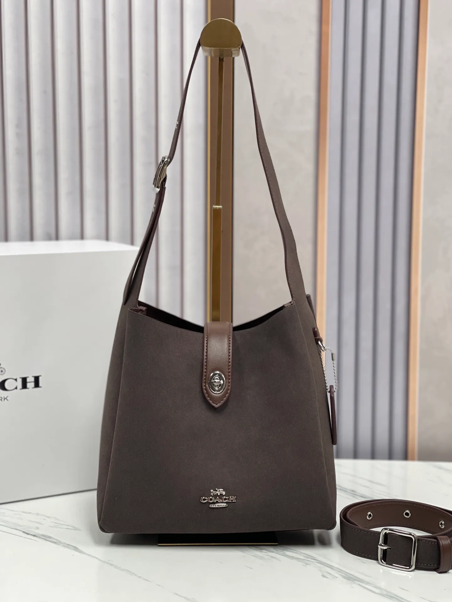 Top original order, batch 400💰Coach’s October new product Hadley is simply amazing. Classic C print, fashionable and versatile. Whether it is carried on the shoulder or cross-body, you can easily control various styles. How can you miss such a good product? Hadley shoulder bag with deerskin model number: CW002 CW003 CW004 size: 25-22-8cm