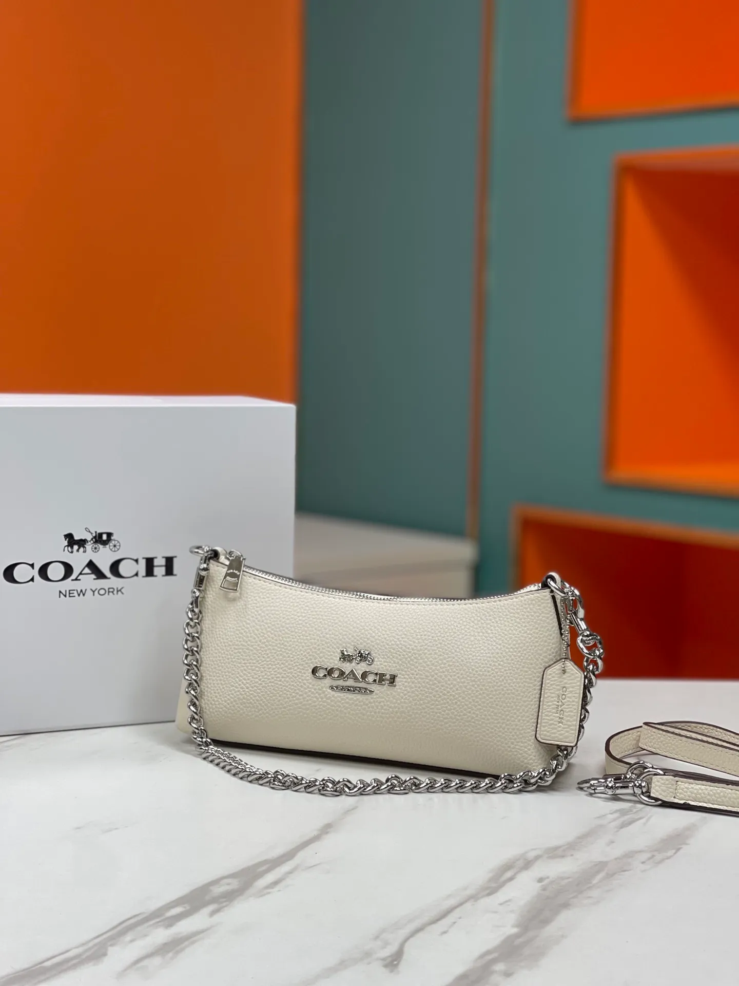 Top original order, batch 380💰COACH/Coach’s new Charlotte series CL405 CL406 CL407 CL656 New product, incomparably beautiful armpit baguette bag! Short chain shoulder strap! Long leather shoulder strap! Suitable for different occasions, different styles and different combinations! The shape of the paper boat is simple and matched with a metal chain. Super beautiful. Size 26/12/7