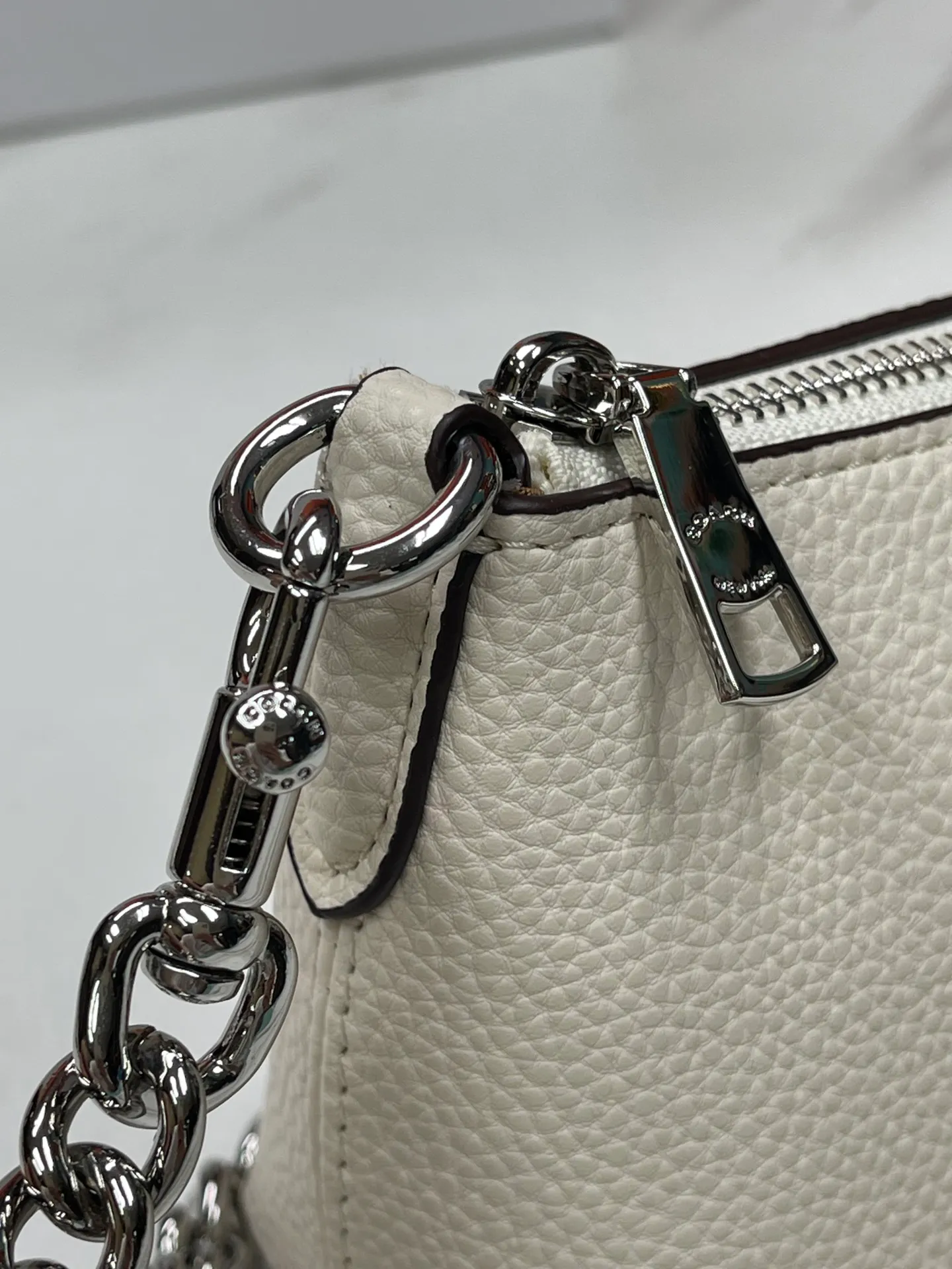 Top original order, batch 380💰COACH/Coach’s new Charlotte series CL405 CL406 CL407 CL656 New product, incomparably beautiful armpit baguette bag! Short chain shoulder strap! Long leather shoulder strap! Suitable for different occasions, different styles and different combinations! The shape of the paper boat is simple and matched with a metal chain. Super beautiful. Size 26/12/7