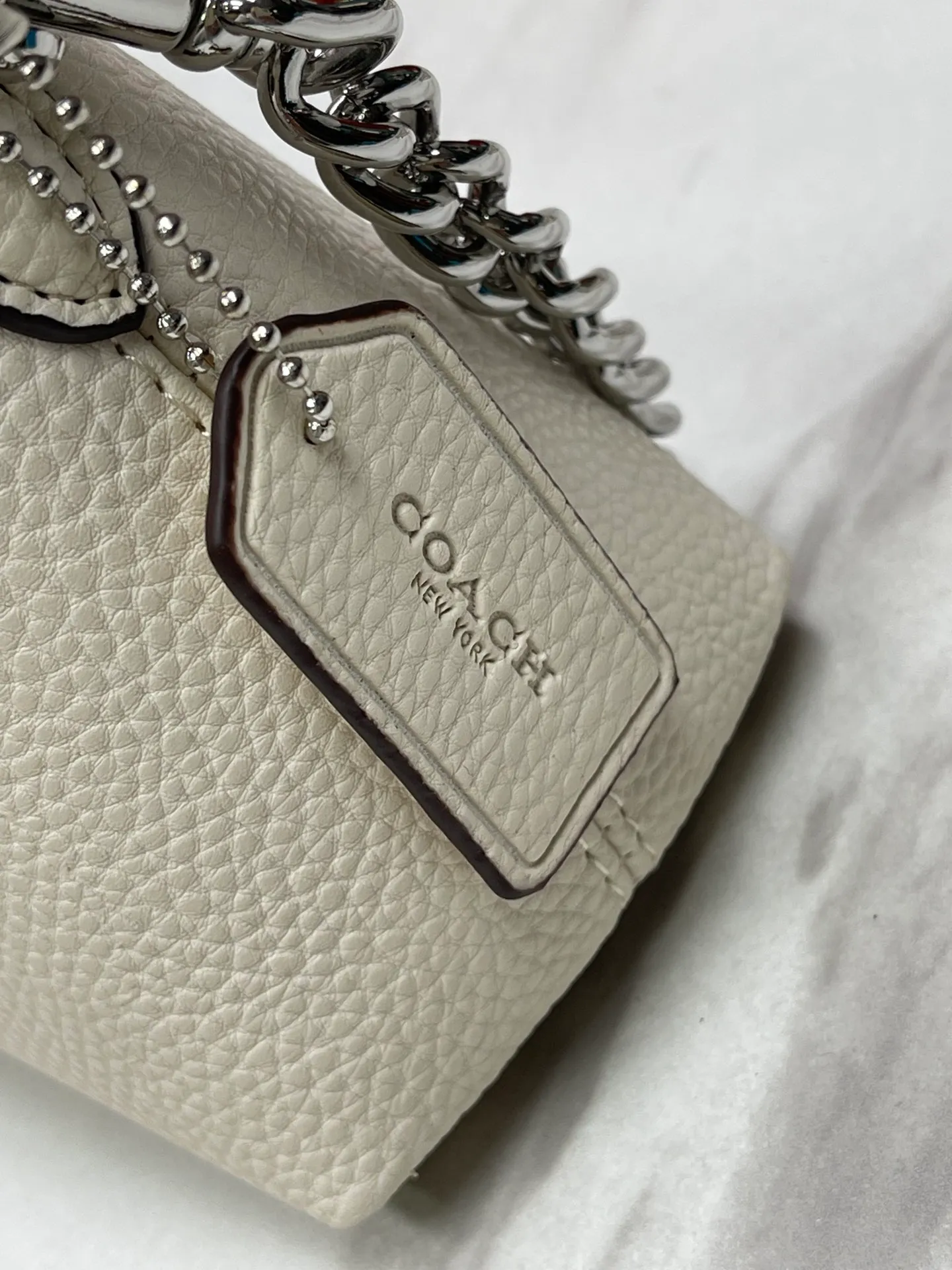 Top original order, batch 380💰COACH/Coach’s new Charlotte series CL405 CL406 CL407 CL656 New product, incomparably beautiful armpit baguette bag! Short chain shoulder strap! Long leather shoulder strap! Suitable for different occasions, different styles and different combinations! The shape of the paper boat is simple and matched with a metal chain. Super beautiful. Size 26/12/7