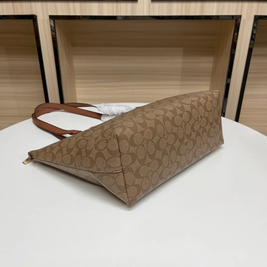 Batch 420💰coach/Coach new model 79609, super good upper body effect, women's PVC single shoulder casual trendy women's bag tote bag, size 32.28.13,