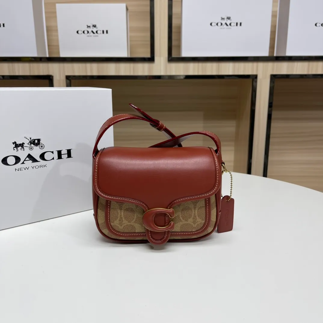 Top original order batch 460💰coach/Coach new model CJ846 CK019 CK020 Ck955 Tabby Messenger Retro and cute, a bit like a saddle bag, made of cowhide, soft and plump. The body of the bag is full of youthful vitality. It is compact, but has a lot of space. There is also a small button bag in the front that can be used as a small item. It is a bag that combines beauty and practicality. White, refreshing and clean Size: 19*14*7