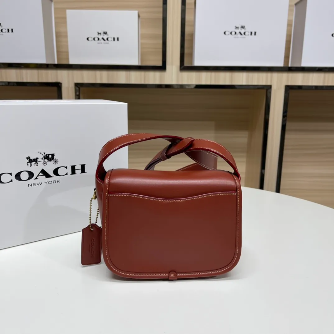 Top original order batch 460💰coach/Coach new model CJ846 CK019 CK020 Ck955 Tabby Messenger Retro and cute, a bit like a saddle bag, made of cowhide, soft and plump. The body of the bag is full of youthful vitality. It is compact, but has a lot of space. There is also a small button bag in the front that can be used as a small item. It is a bag that combines beauty and practicality. White, refreshing and clean Size: 19*14*7
